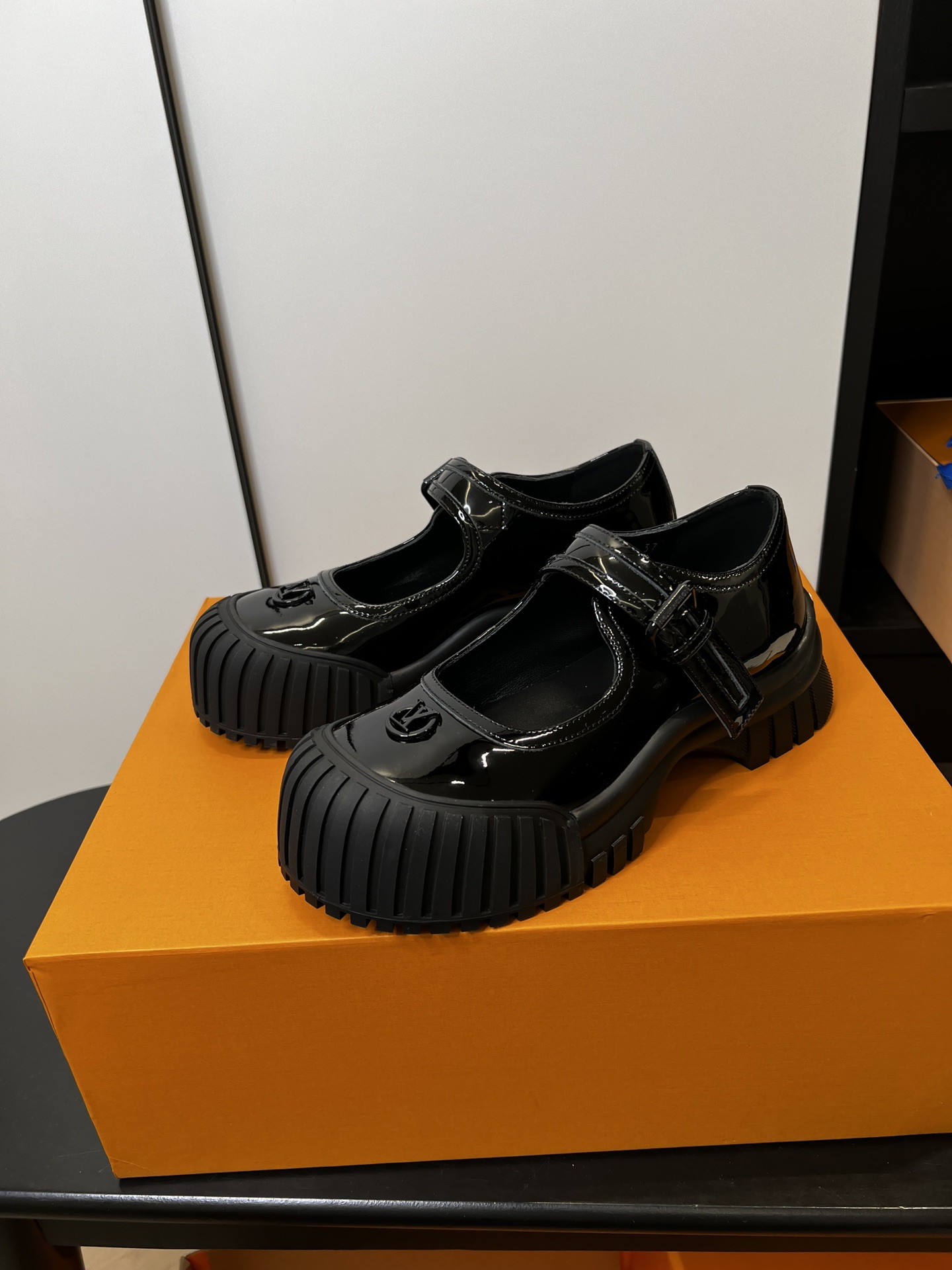 LV高仿黑色厚底瑪莉珍鞋女款時尚鞋履潮流穿搭必備款｜歐美奢侈品精品推薦