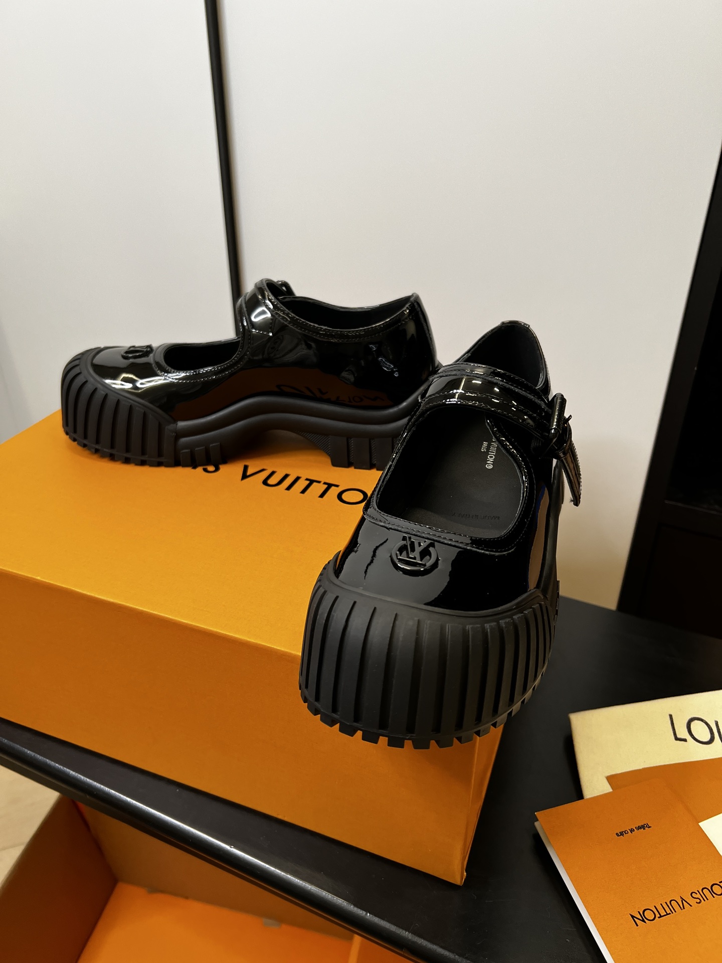 LV高仿黑色厚底瑪莉珍鞋女款時尚鞋履潮流穿搭必備款｜歐美奢侈品精品推薦