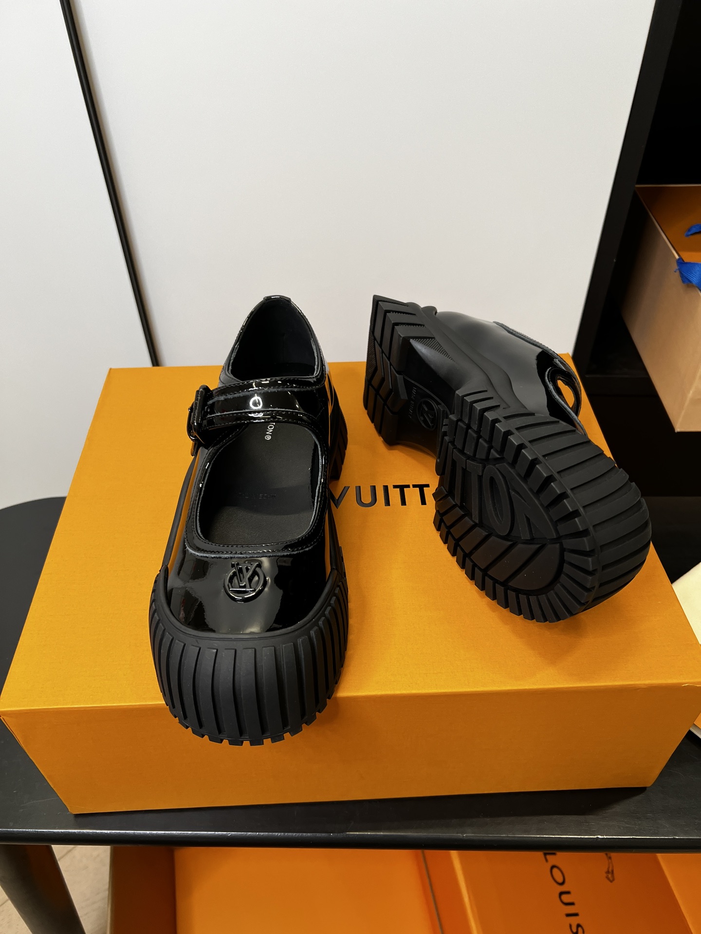LV高仿黑色厚底瑪莉珍鞋女款時尚鞋履潮流穿搭必備款|超A仿原單精品圖片 14 LV高仿黑色厚底瑪莉珍鞋女款時尚鞋履潮流穿搭必備款|歐美奢侈品精品推薦