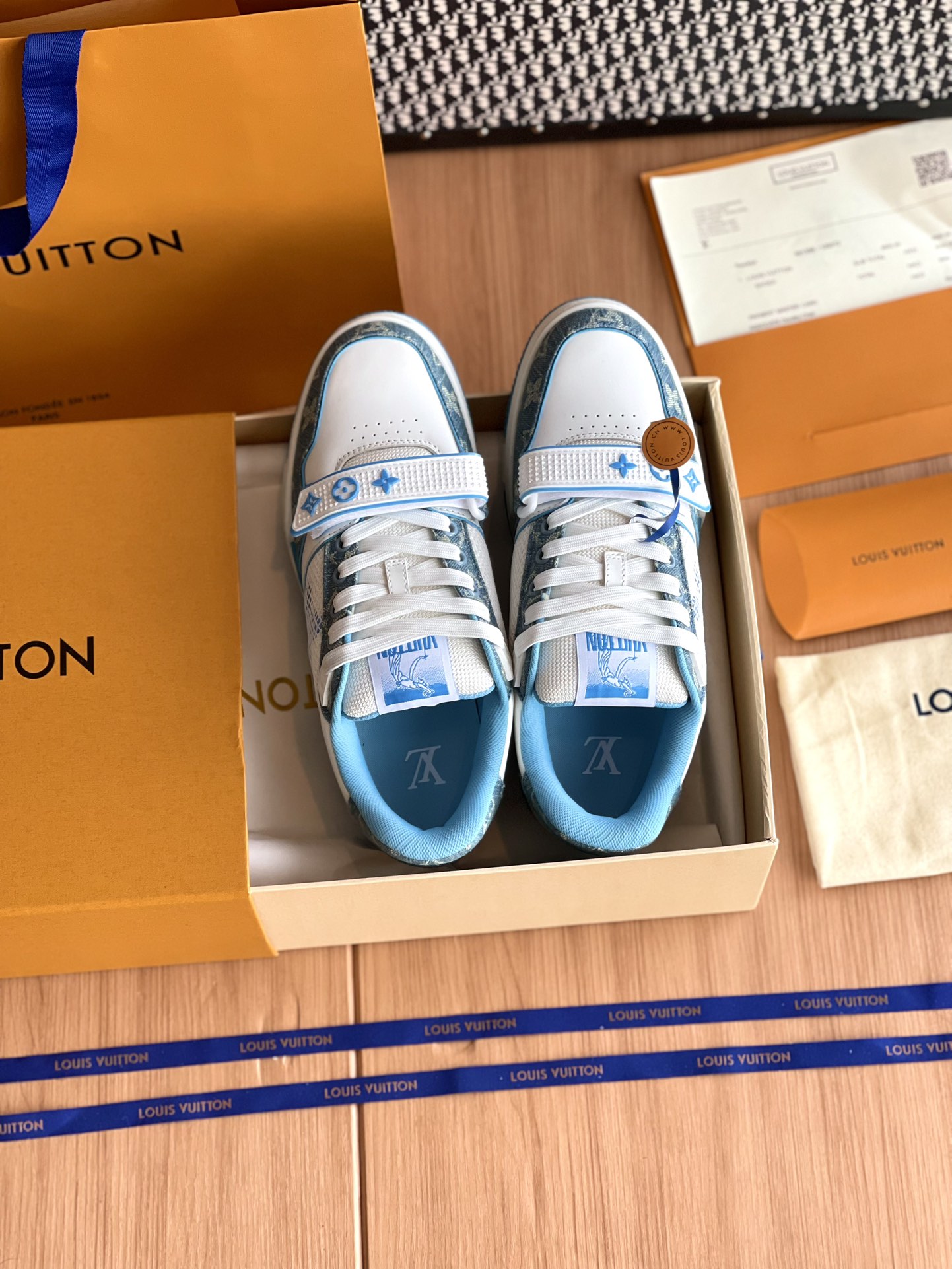 LV高仿藍色運動鞋LV Trainer藍白配色潮流男女款休閒鞋推薦｜歐美奢侈品精品推薦