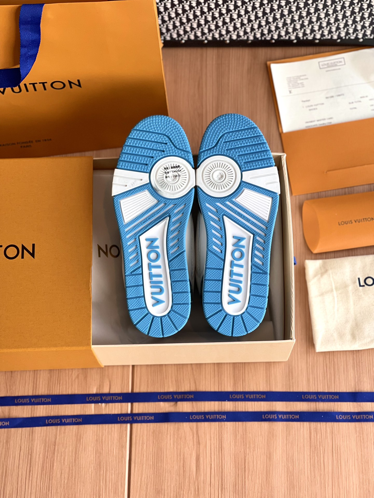 LV高仿藍色運動鞋LV Trainer藍白配色潮流男女款休閒鞋推薦｜歐美奢侈品精品推薦