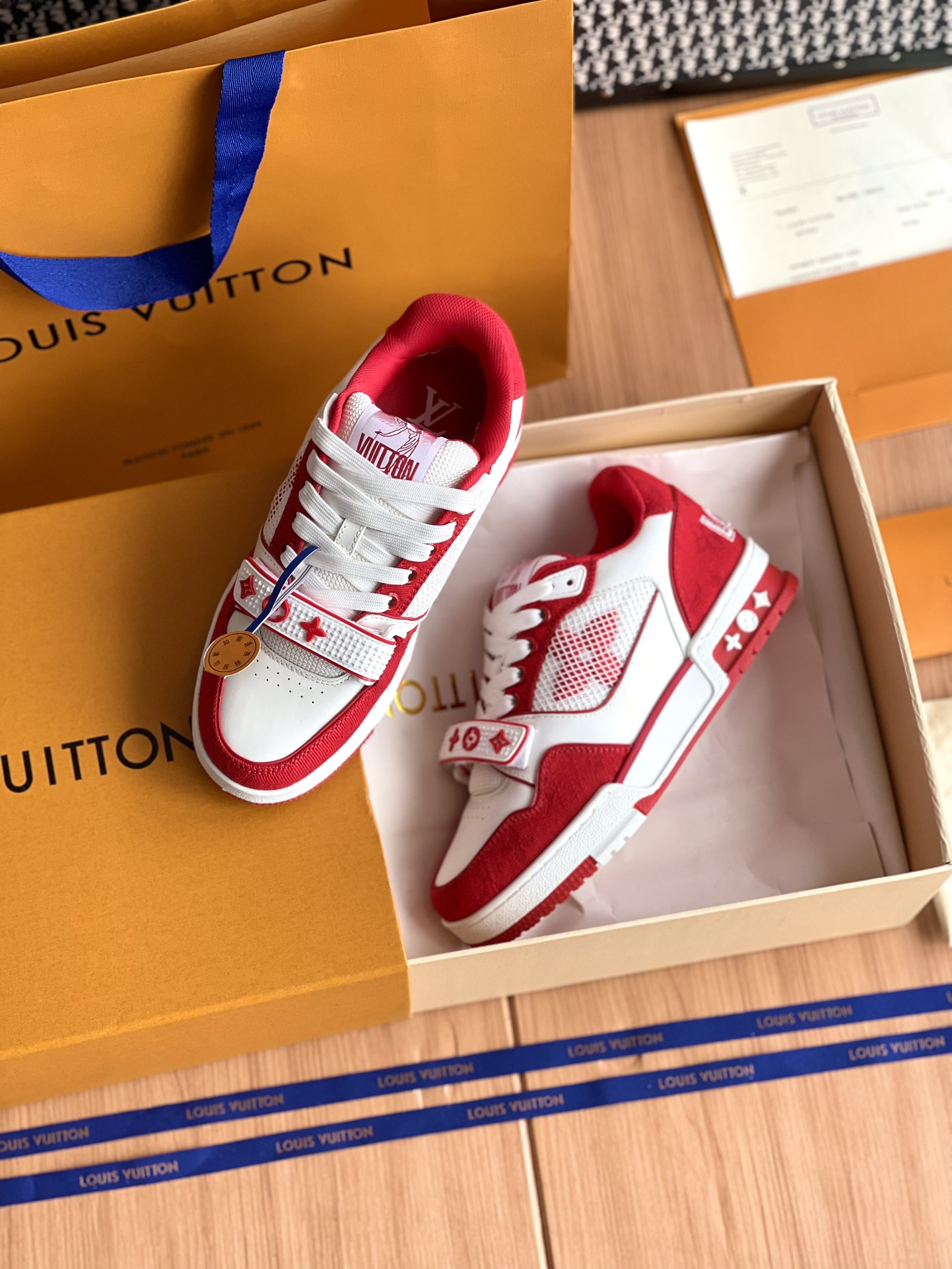 LV高仿紅色運動鞋LV Trainer紅白配色時尚百搭男女款潮鞋推薦｜歐美奢侈品精品推薦