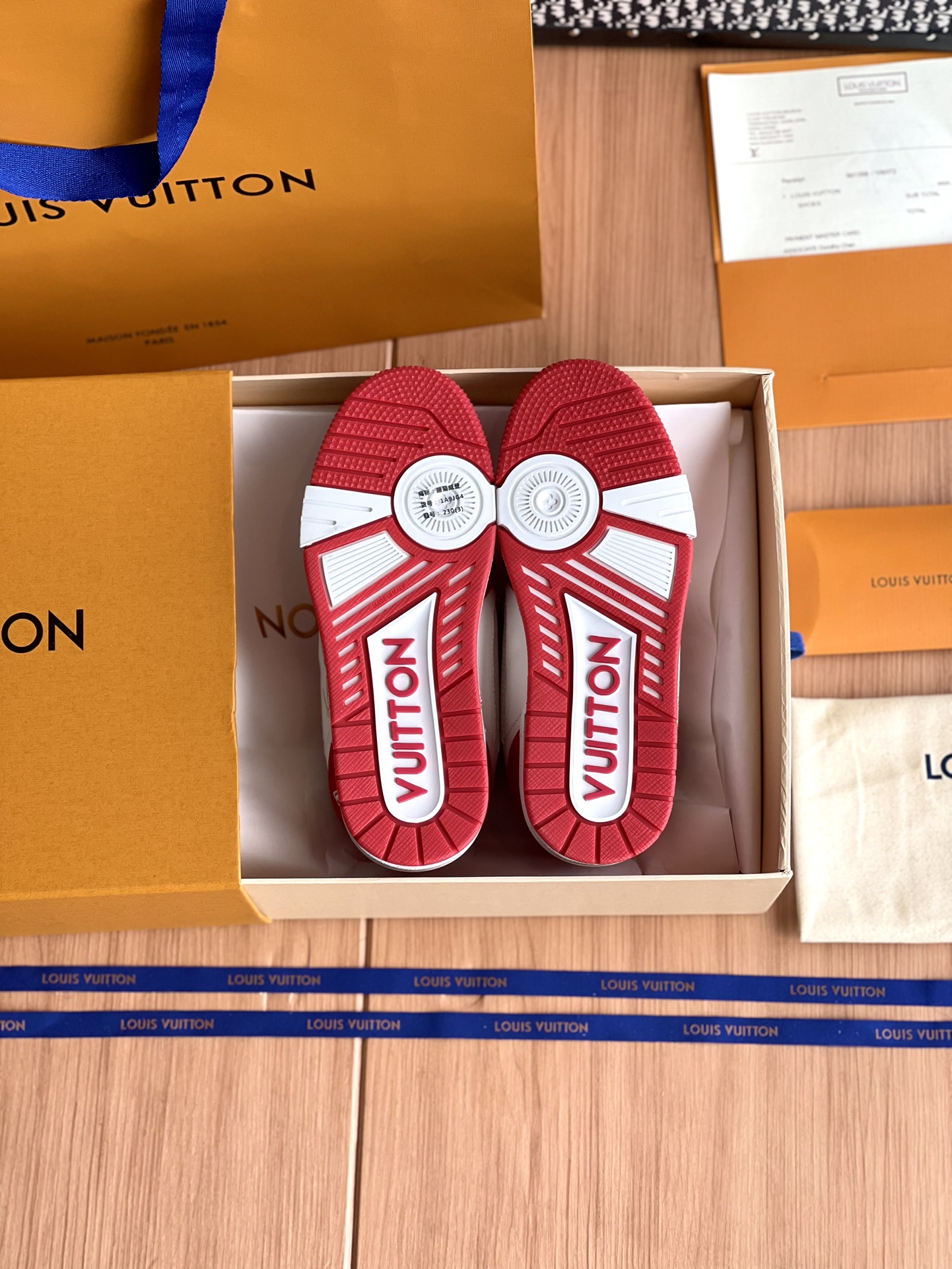 LV高仿紅色運動鞋LV Trainer紅白配色時尚百搭男女款潮鞋推薦|超A仿原單精品圖片 13 LV高仿紅色運動鞋LV Trainer紅白配色時尚百搭男女款潮鞋推薦|歐美奢侈品精品推薦