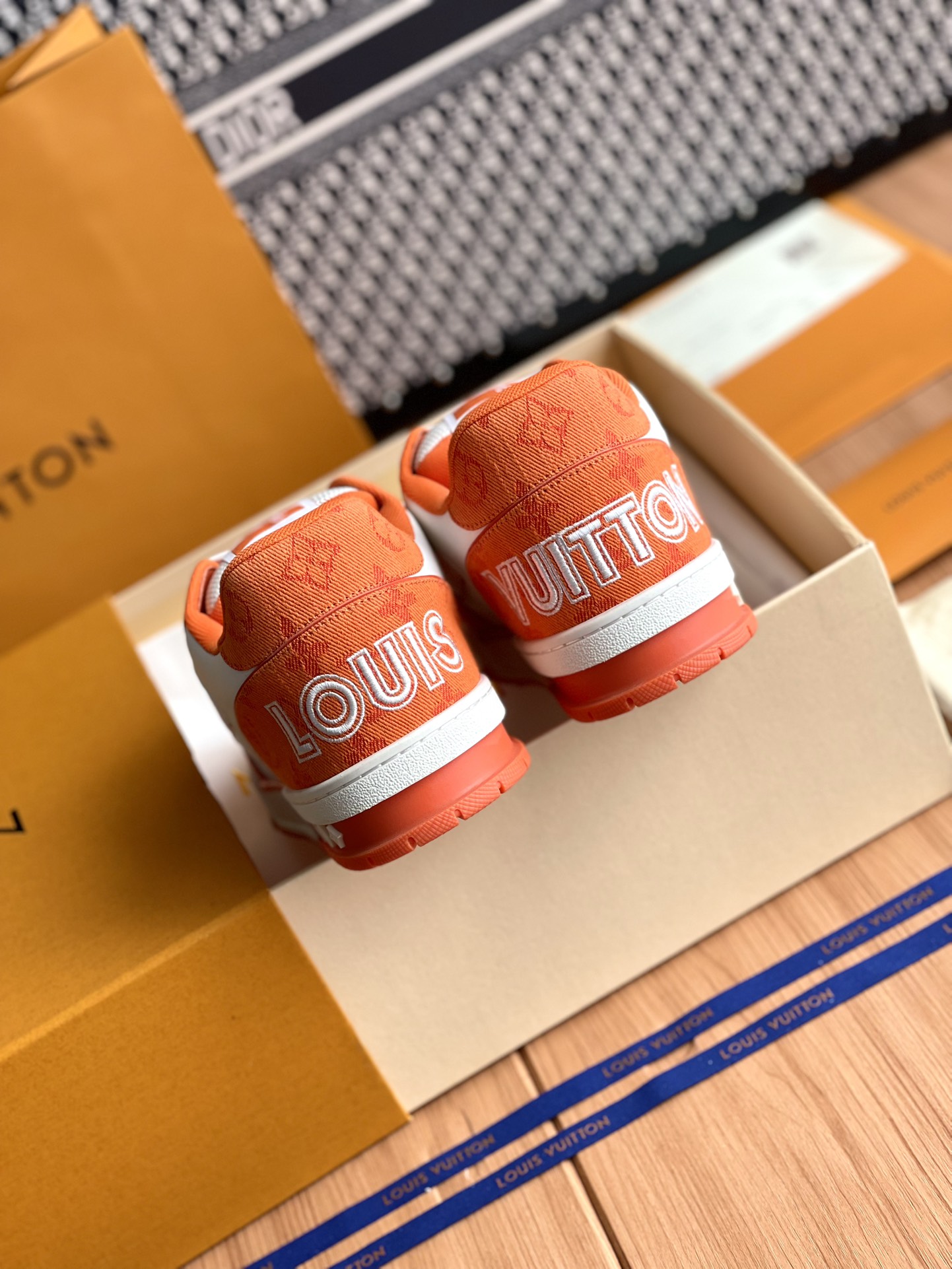 LV A貨橘色運動鞋LV Trainer橘白配色休閒百搭男女時尚鞋款