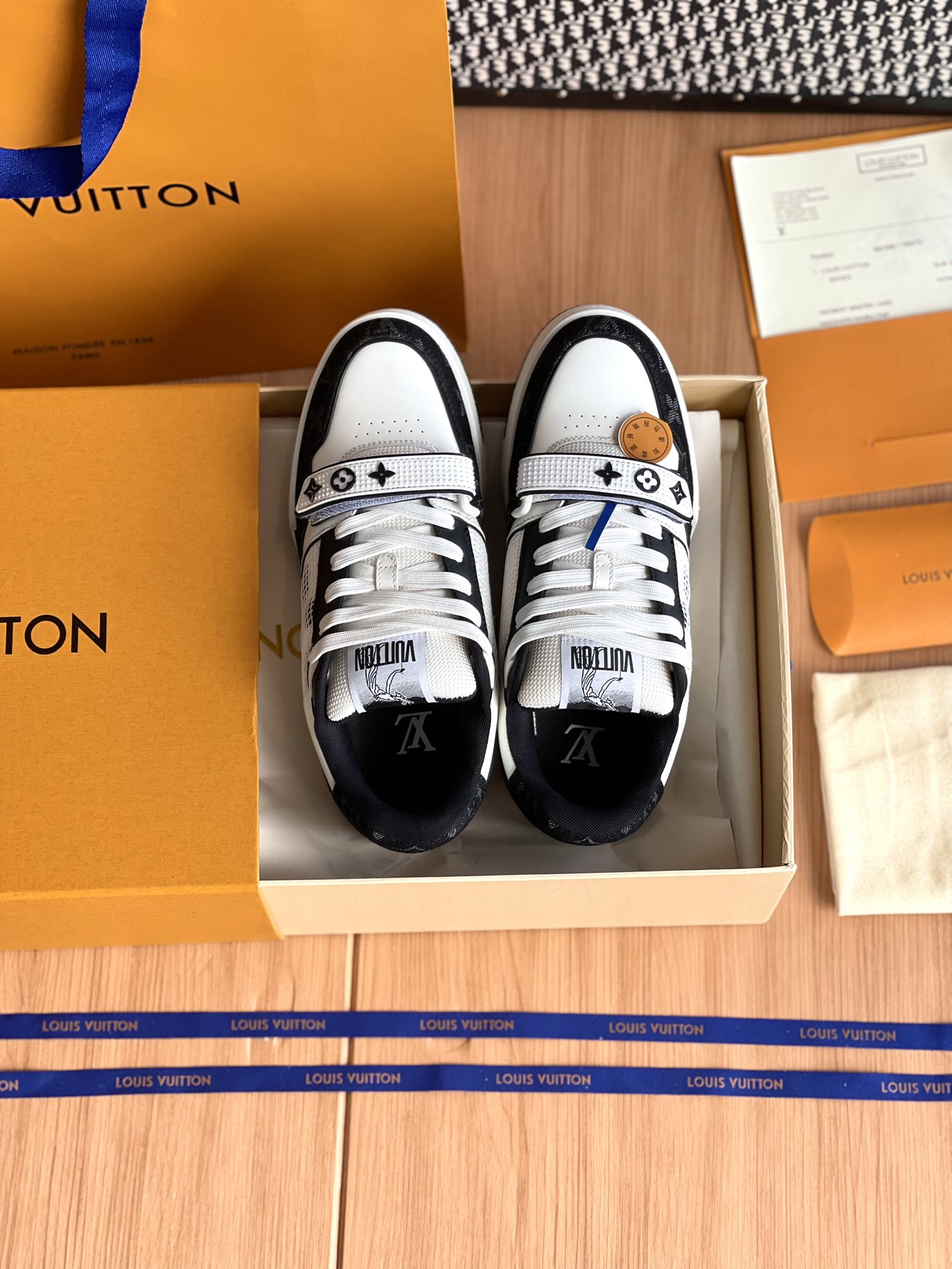 LV高仿黑白運動鞋LV Trainer潮鞋百搭休閒鞋時尚男女款推薦｜歐美奢侈品精品推薦