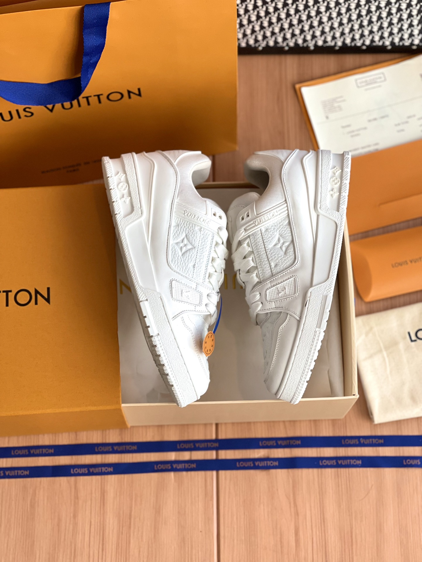 LV高仿全白運動鞋LV Trainer純白時尚休閒百搭潮鞋男女款｜歐美奢侈品精品推薦