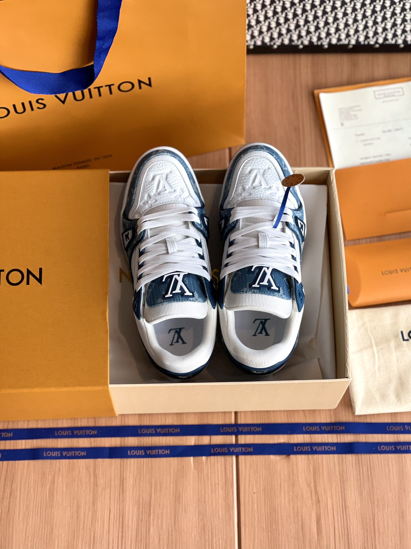 LV高仿藍白拼接運動鞋LV Trainer經典時尚百搭男女潮流鞋款｜歐美奢侈品精品推薦