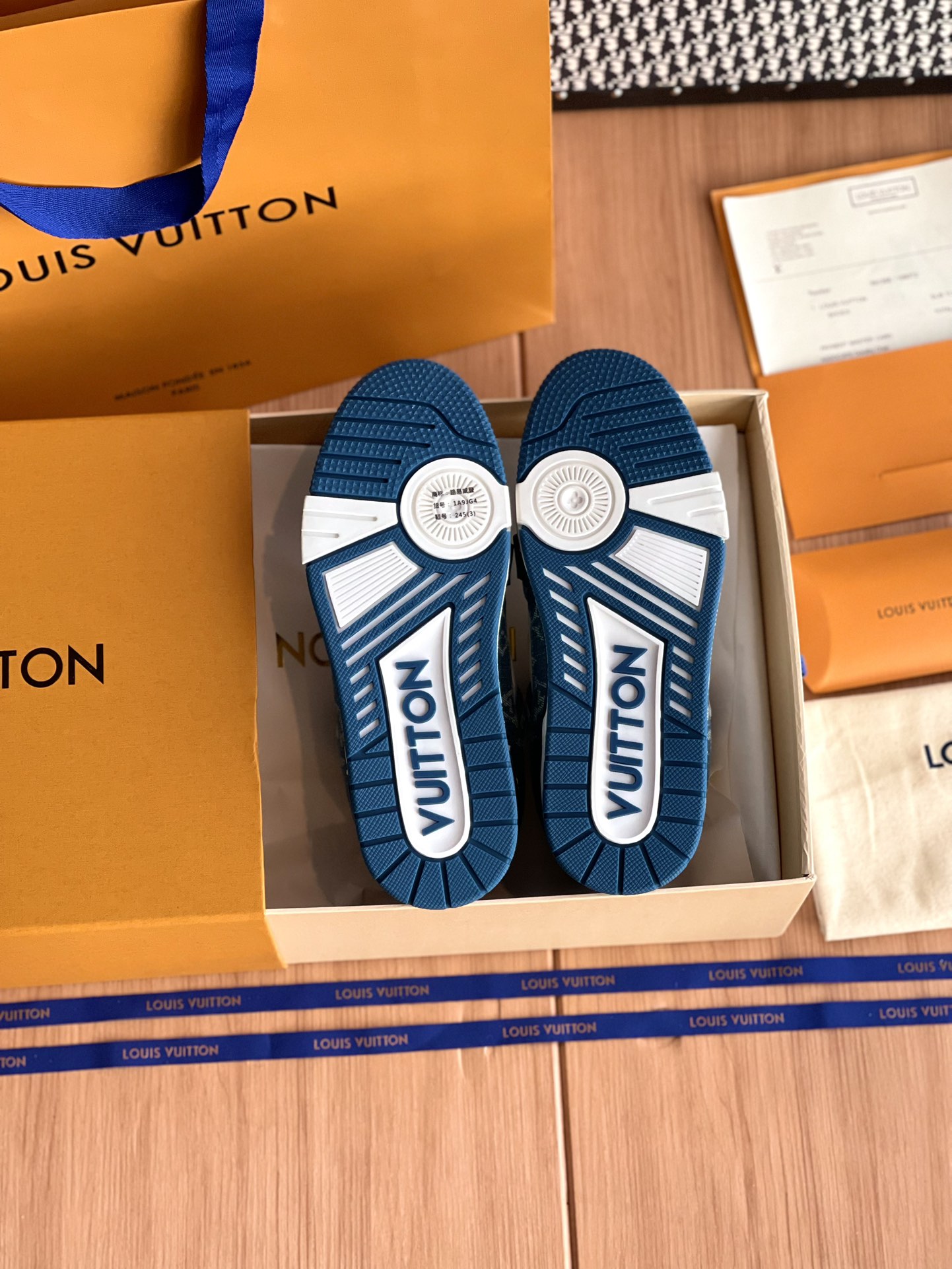 LV高仿藍白拼接運動鞋LV Trainer經典時尚百搭男女潮流鞋款｜歐美奢侈品精品推薦