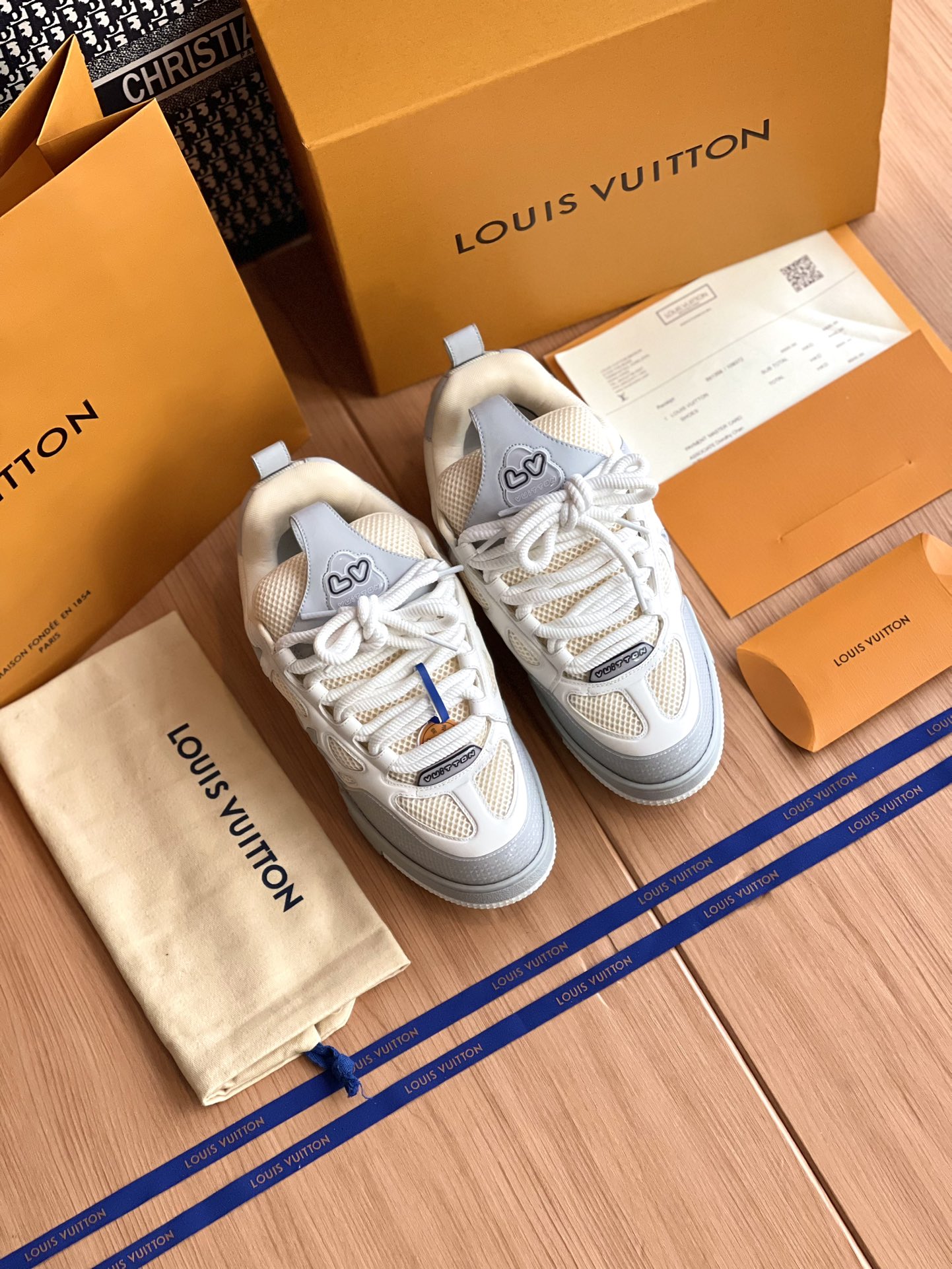 LV 高仿白灰色LV Trainer愛心款運動鞋休閒百搭潮流時尚鞋履｜歐美奢侈品精品推薦