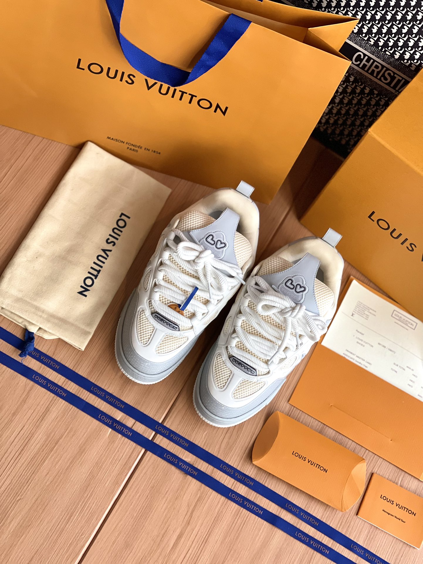 LV 高仿白灰色LV Trainer愛心款運動鞋休閒百搭潮流時尚鞋履｜歐美奢侈品精品推薦