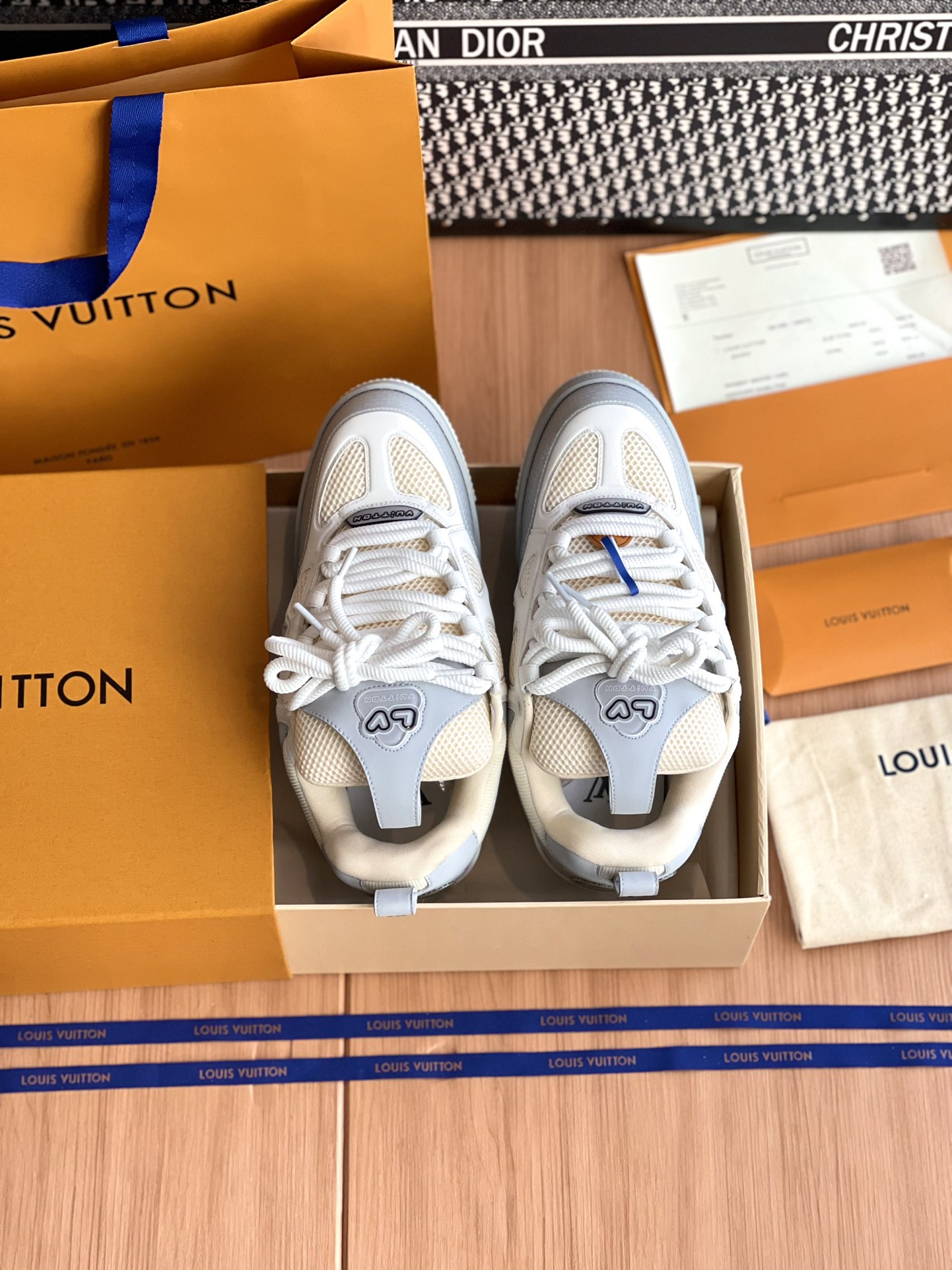 LV 高仿白灰色LV Trainer愛心款運動鞋休閒百搭潮流時尚鞋履｜歐美奢侈品精品推薦