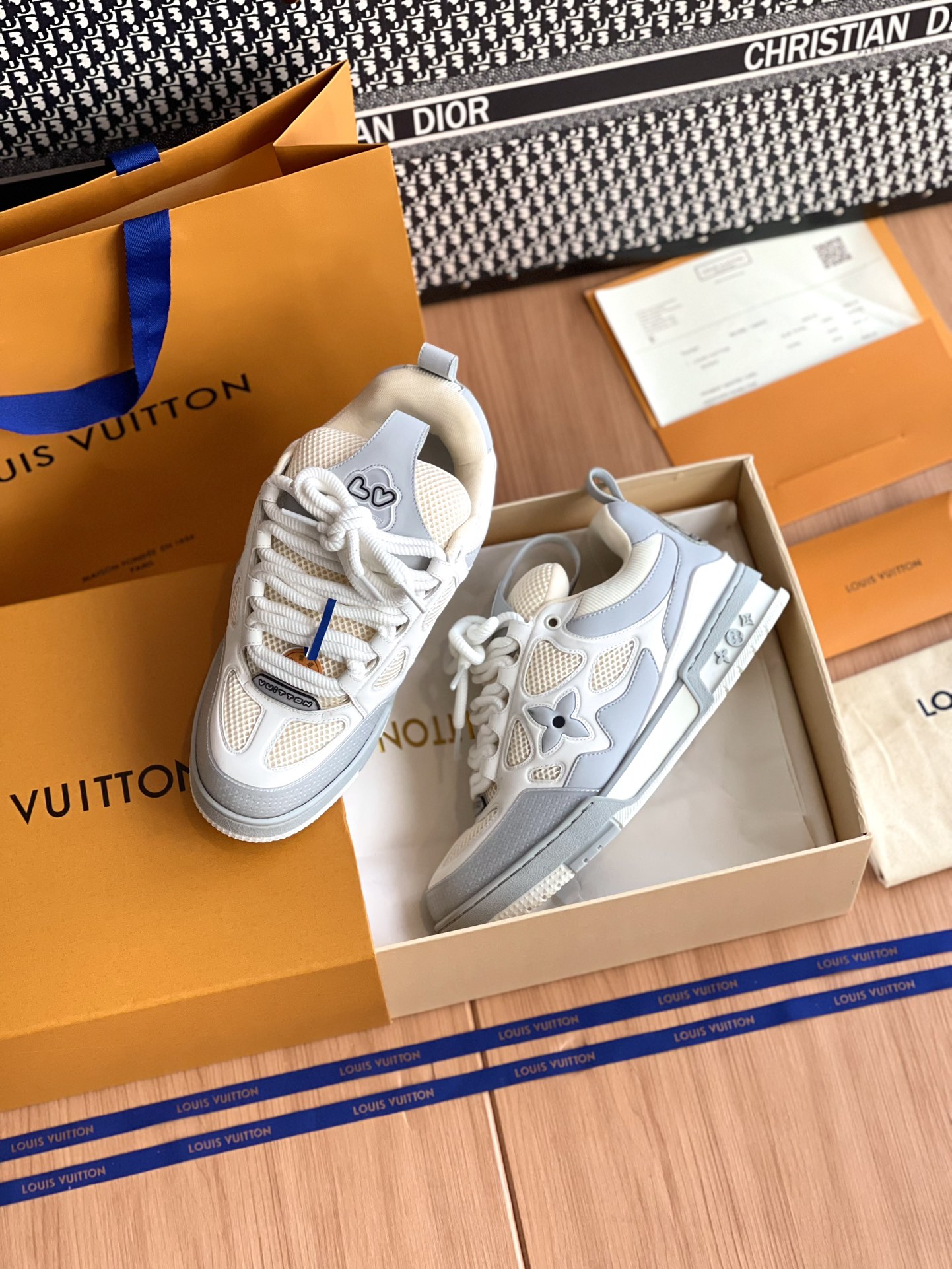 LV 高仿白灰色LV Trainer愛心款運動鞋休閒百搭潮流時尚鞋履｜歐美奢侈品精品推薦