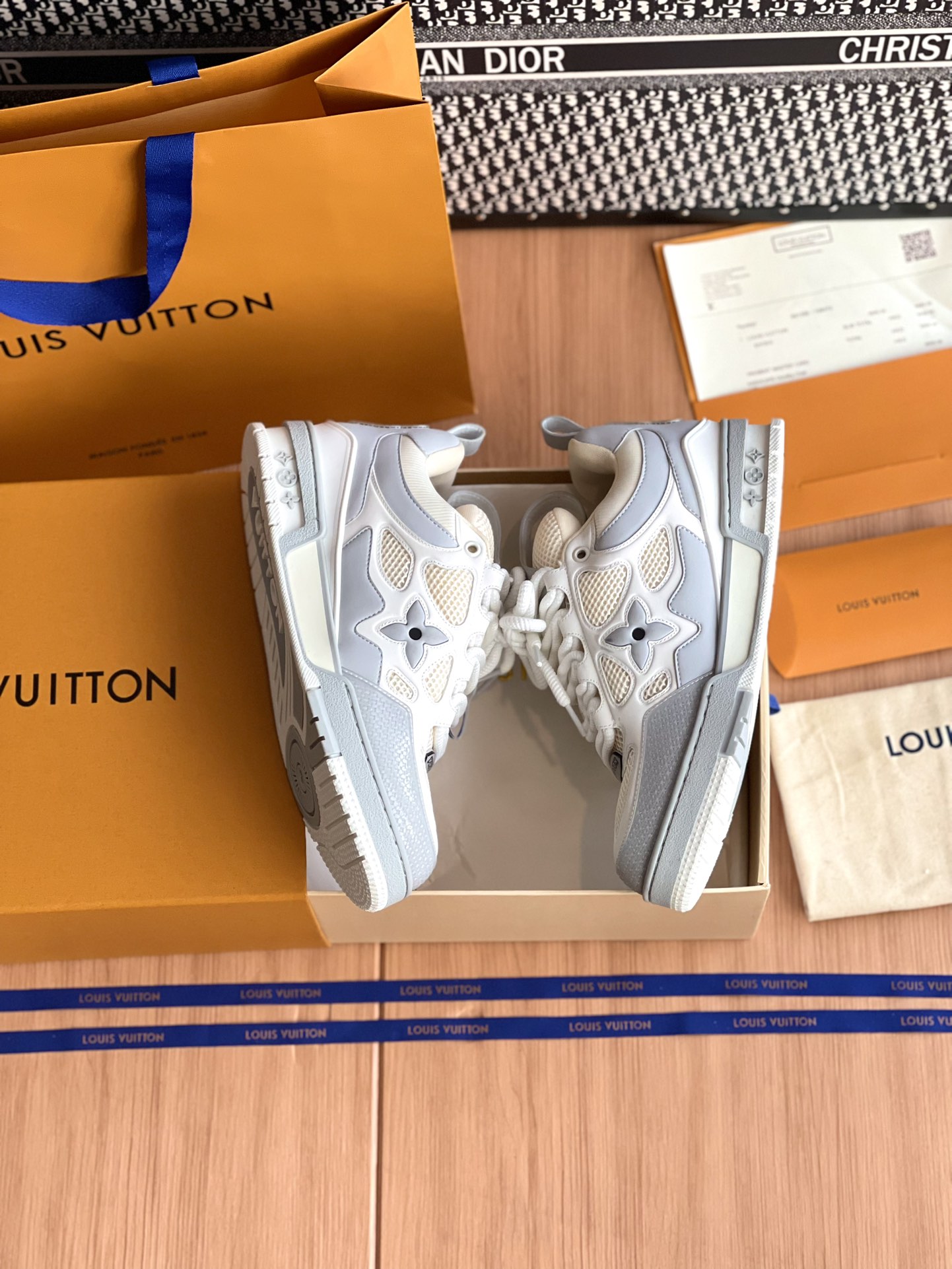 LV 高仿白灰色LV Trainer愛心款運動鞋休閒百搭潮流時尚鞋履｜歐美奢侈品精品推薦