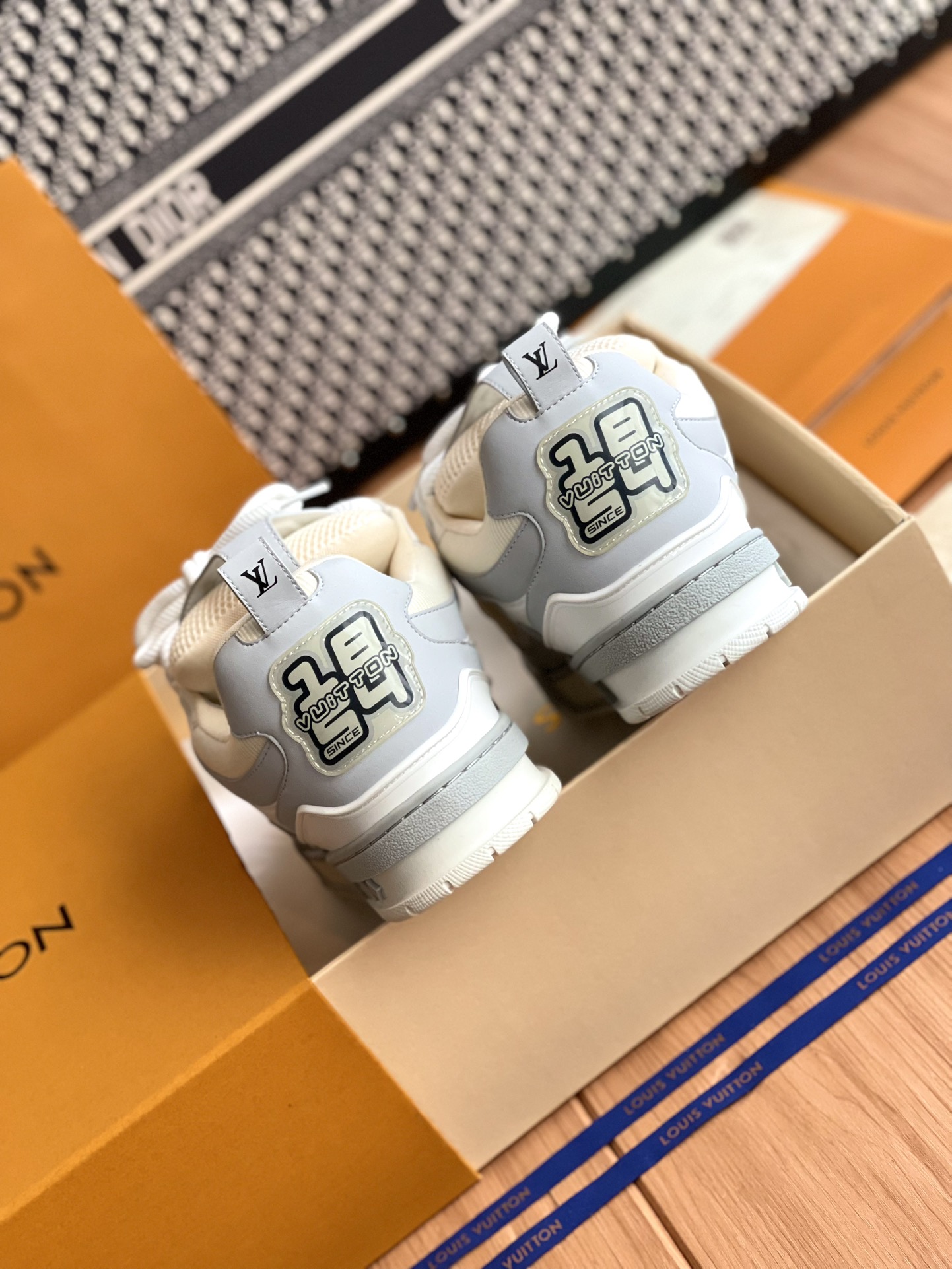 LV 高仿白灰色LV Trainer愛心款運動鞋休閒百搭潮流時尚鞋履｜歐美奢侈品精品推薦