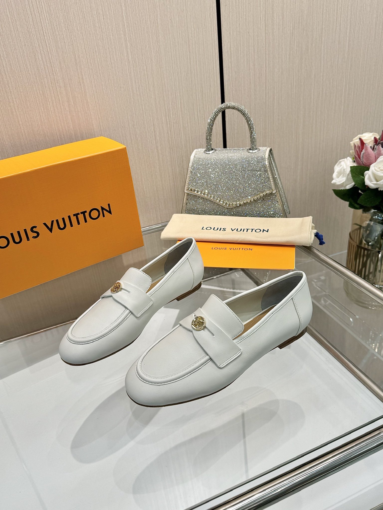 LV 高仿 白色平底樂福鞋 時尚百搭設計 女士輕奢穿搭首選｜歐美奢侈品精品推薦