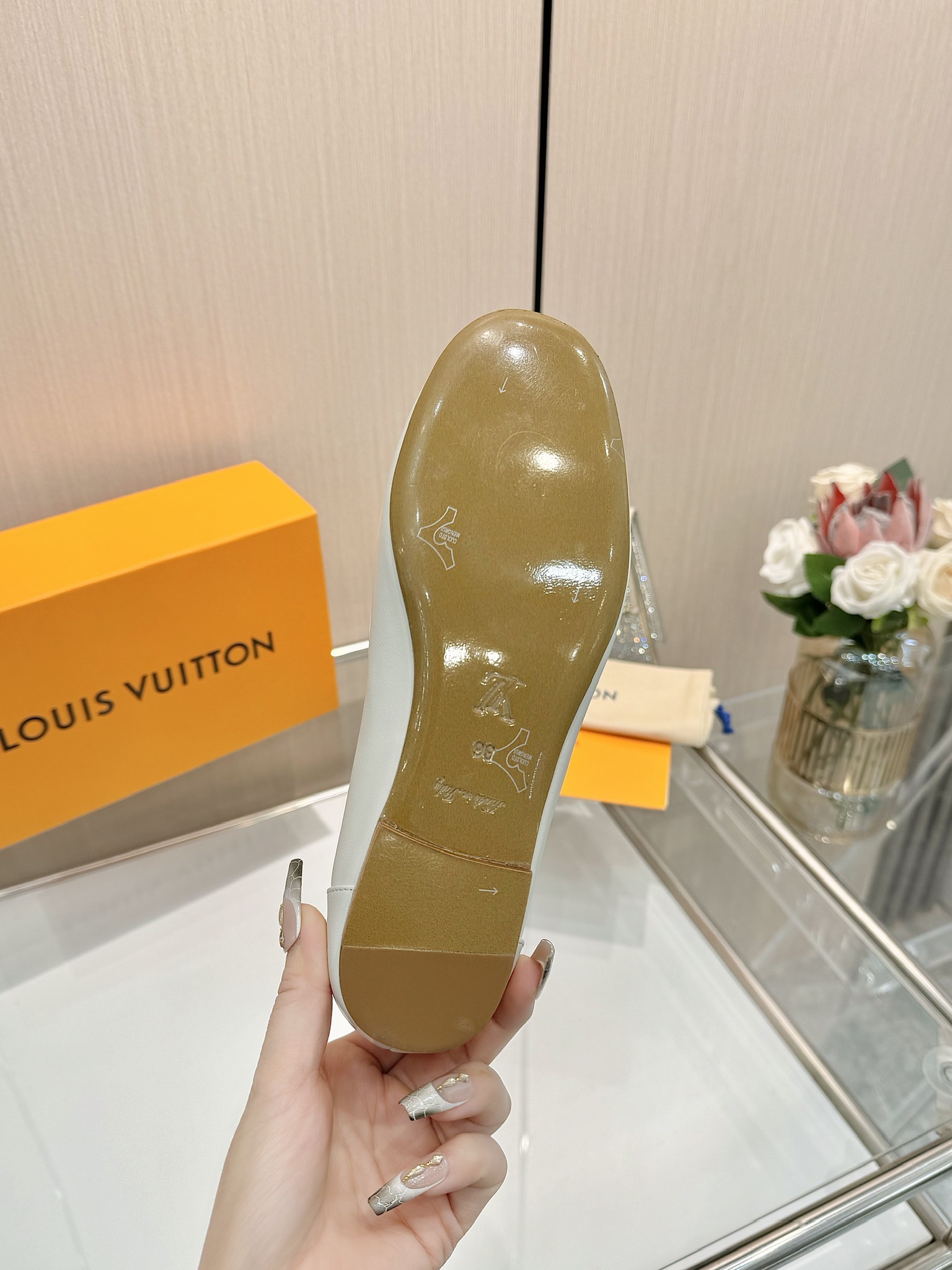 LV 高仿 白色平底樂福鞋 時尚百搭設計 女士輕奢穿搭首選｜歐美奢侈品精品推薦