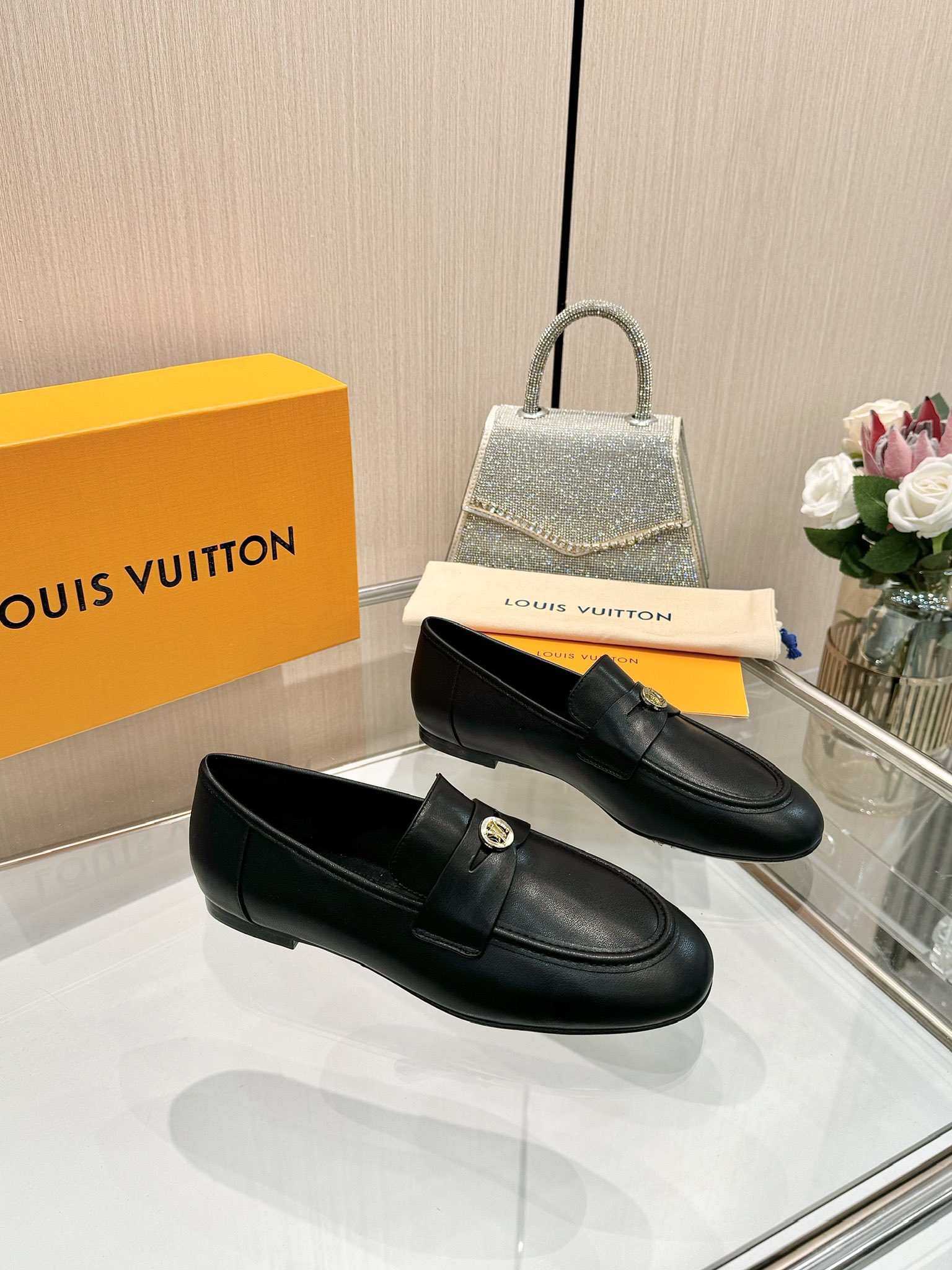 LV 高仿 黑色漆皮樂福鞋 經典低調設計 時尚百搭推薦款｜歐美奢侈品精品推薦