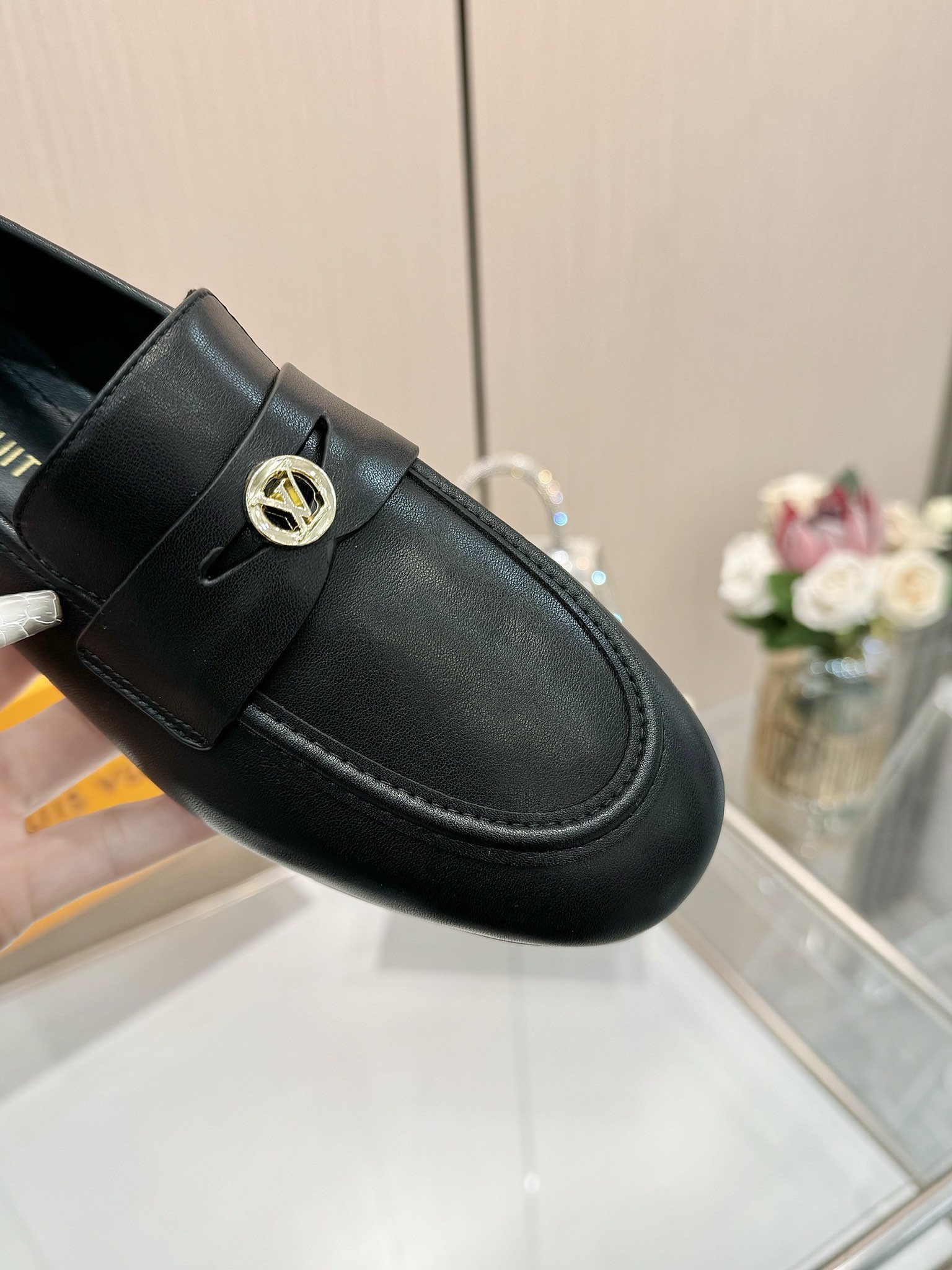 LV 高仿 黑色漆皮樂福鞋 經典低調設計 時尚百搭推薦款｜歐美奢侈品精品推薦