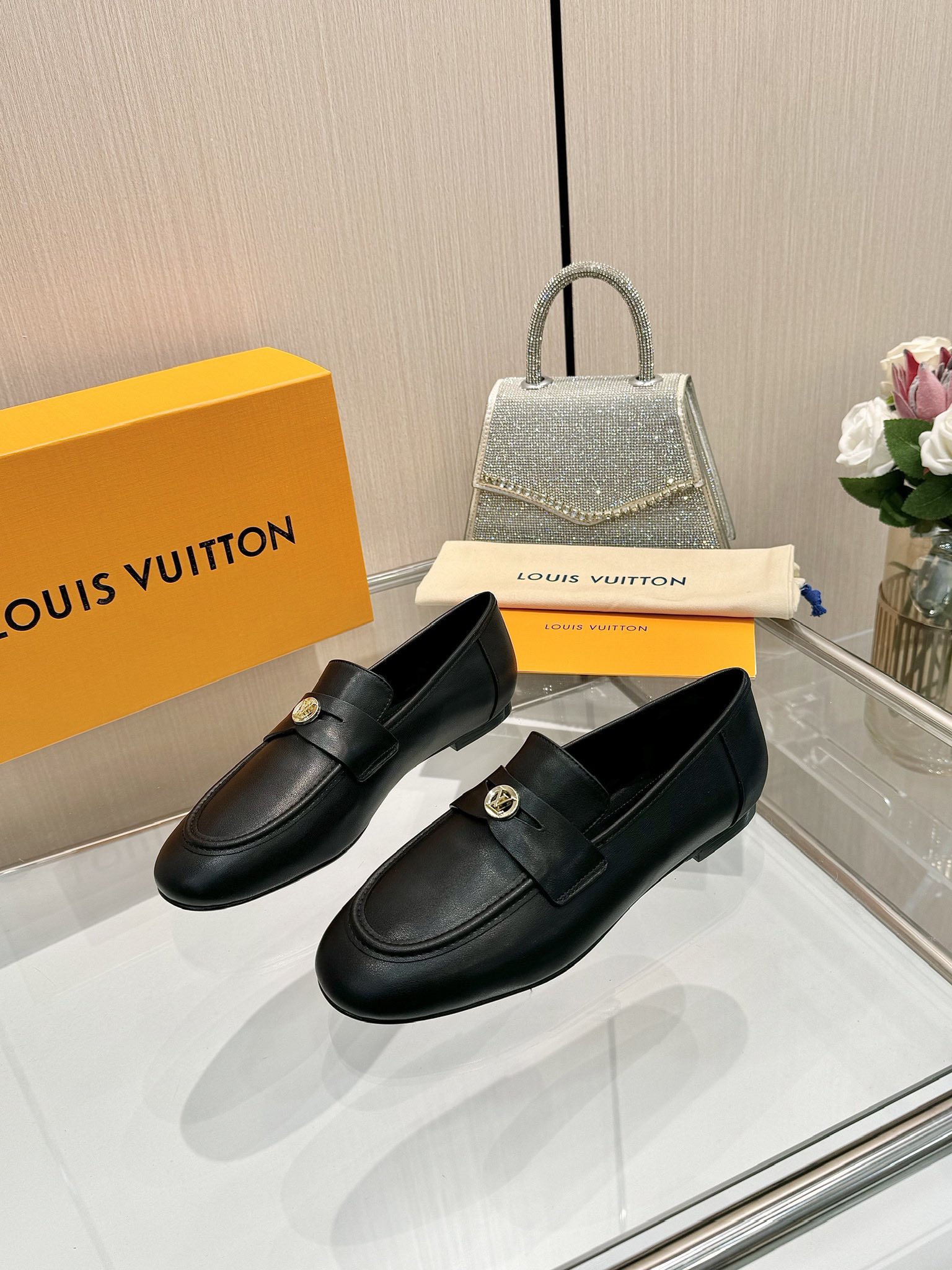 LV 高仿 黑色漆皮樂福鞋 經典低調設計 時尚百搭推薦款｜歐美奢侈品精品推薦