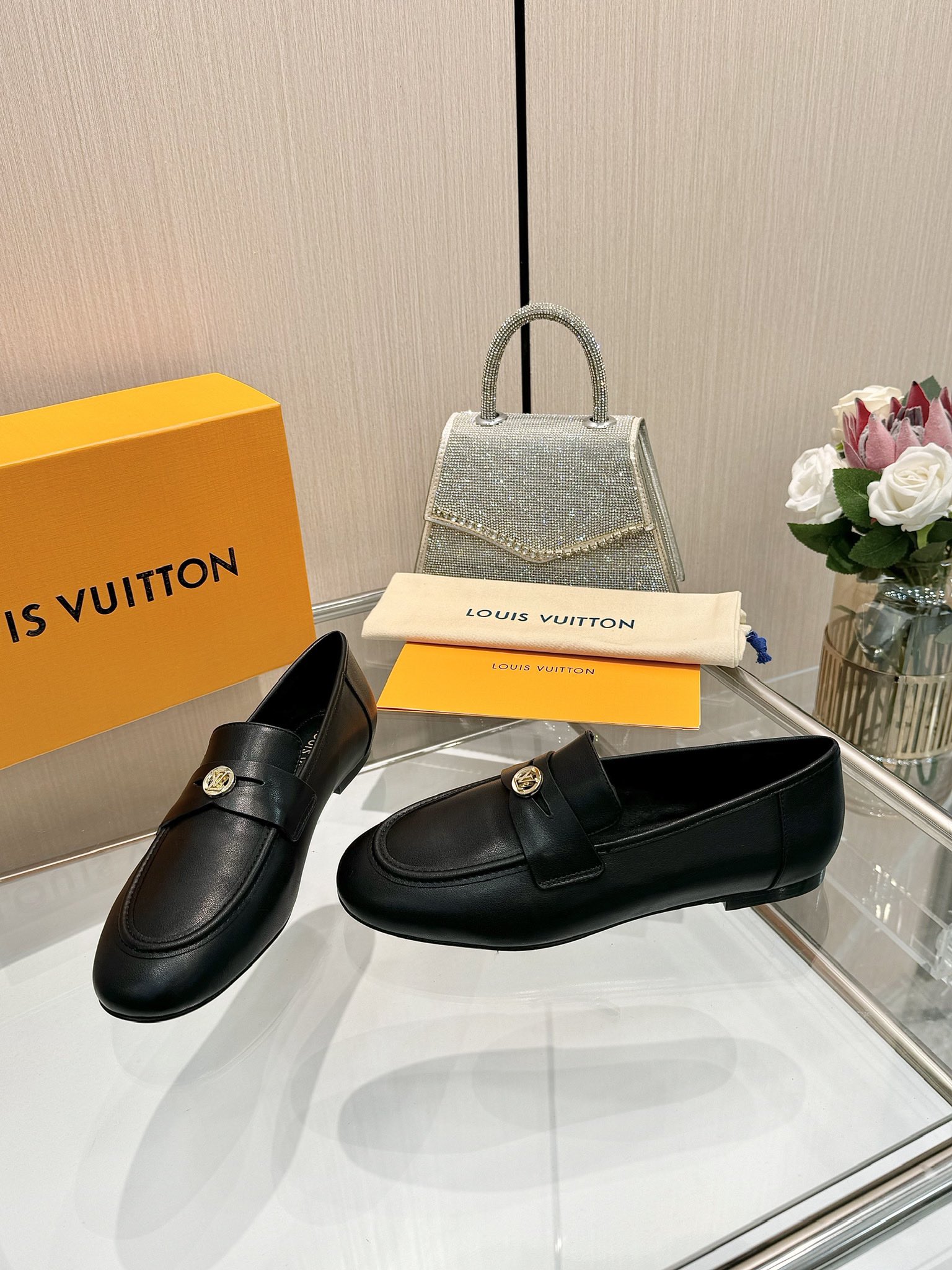 LV 高仿 黑色漆皮樂福鞋 經典低調設計 時尚百搭推薦款｜歐美奢侈品精品推薦