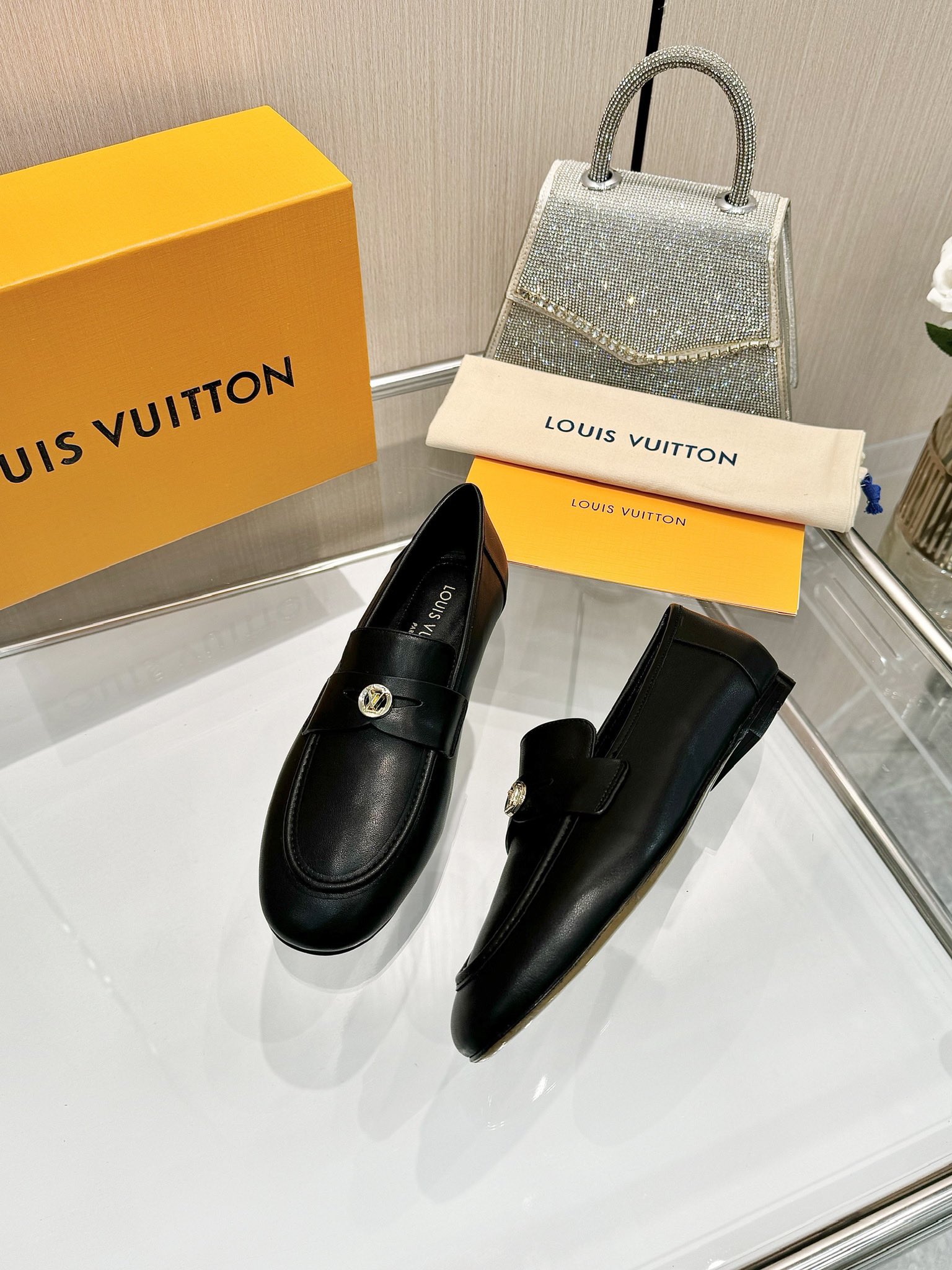 LV 高仿 黑色漆皮樂福鞋 經典低調設計 時尚百搭推薦款｜歐美奢侈品精品推薦