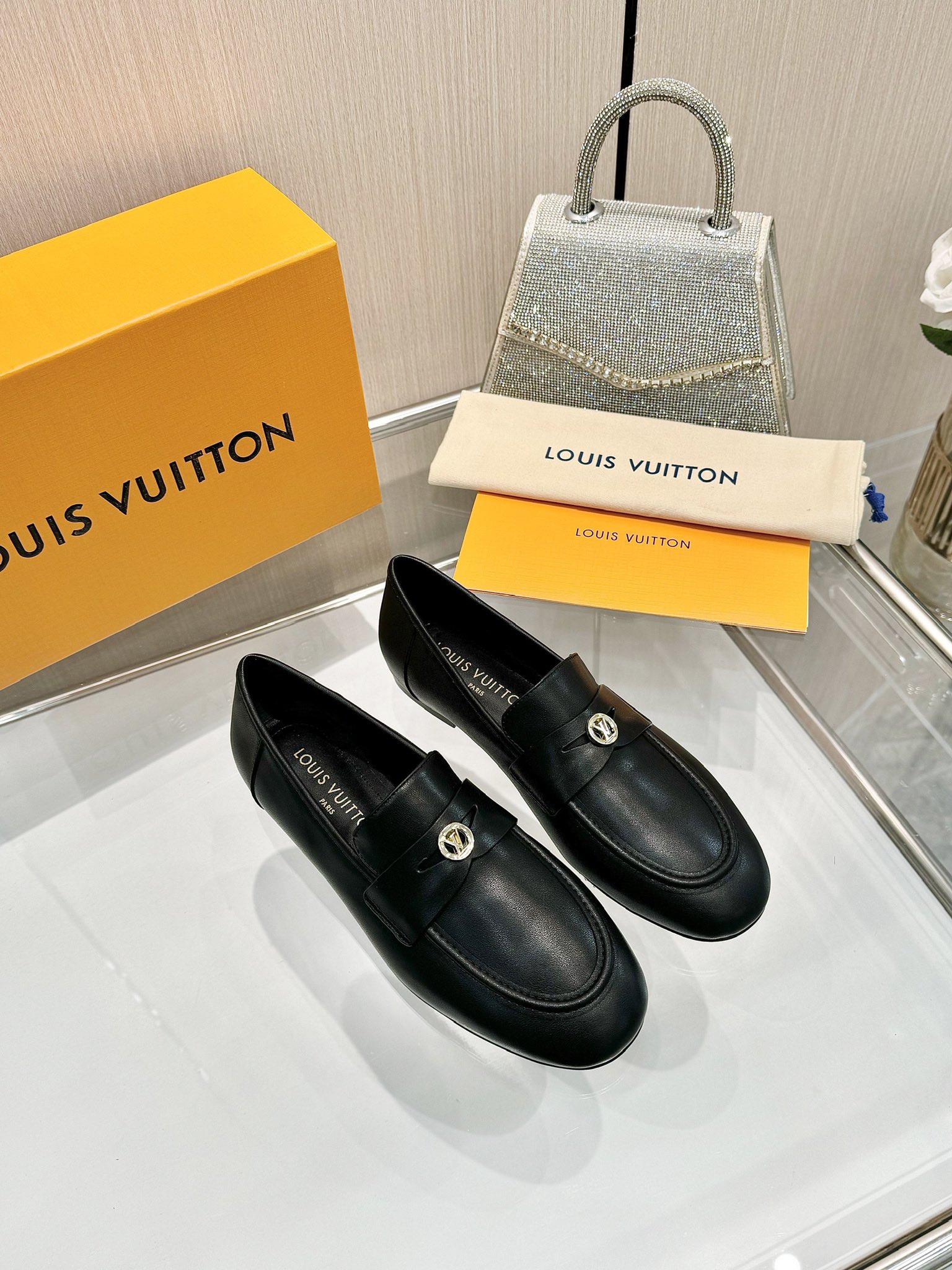 LV 高仿 黑色漆皮樂福鞋 經典低調設計 時尚百搭推薦款｜歐美奢侈品精品推薦