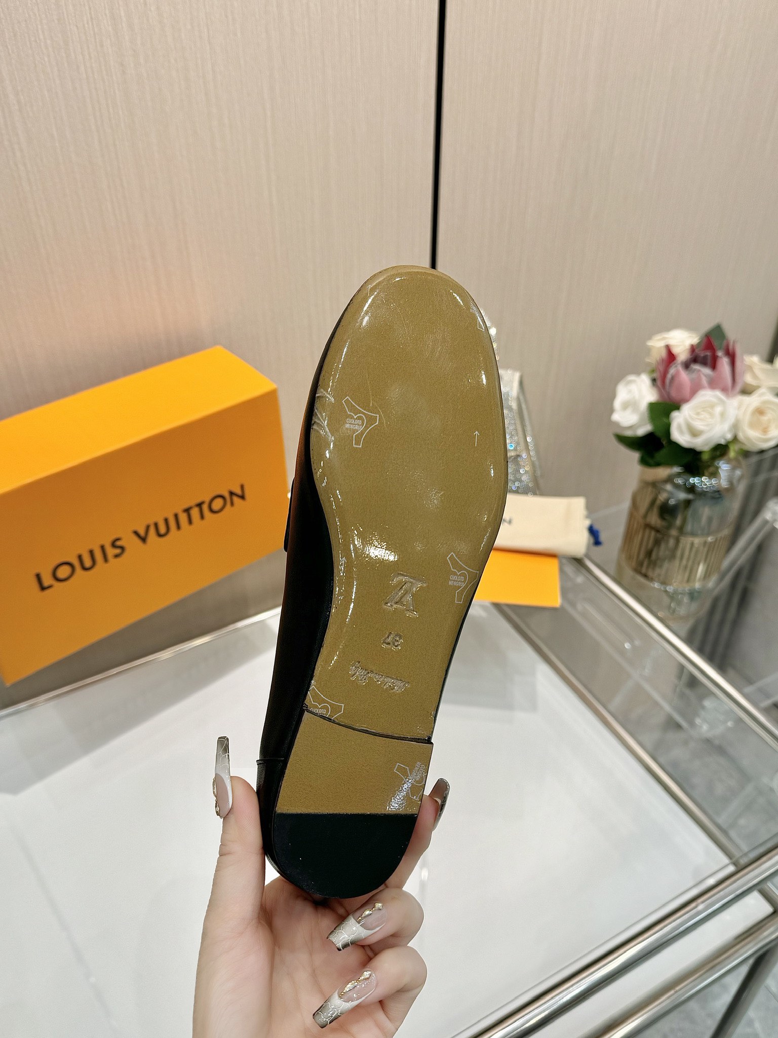 LV 高仿 黑色漆皮樂福鞋 經典低調設計 時尚百搭推薦款|超A仿原單精品圖片 13 LV 高仿 黑色漆皮樂福鞋 經典低調設計 時尚百搭推薦款|歐美奢侈品精品推薦