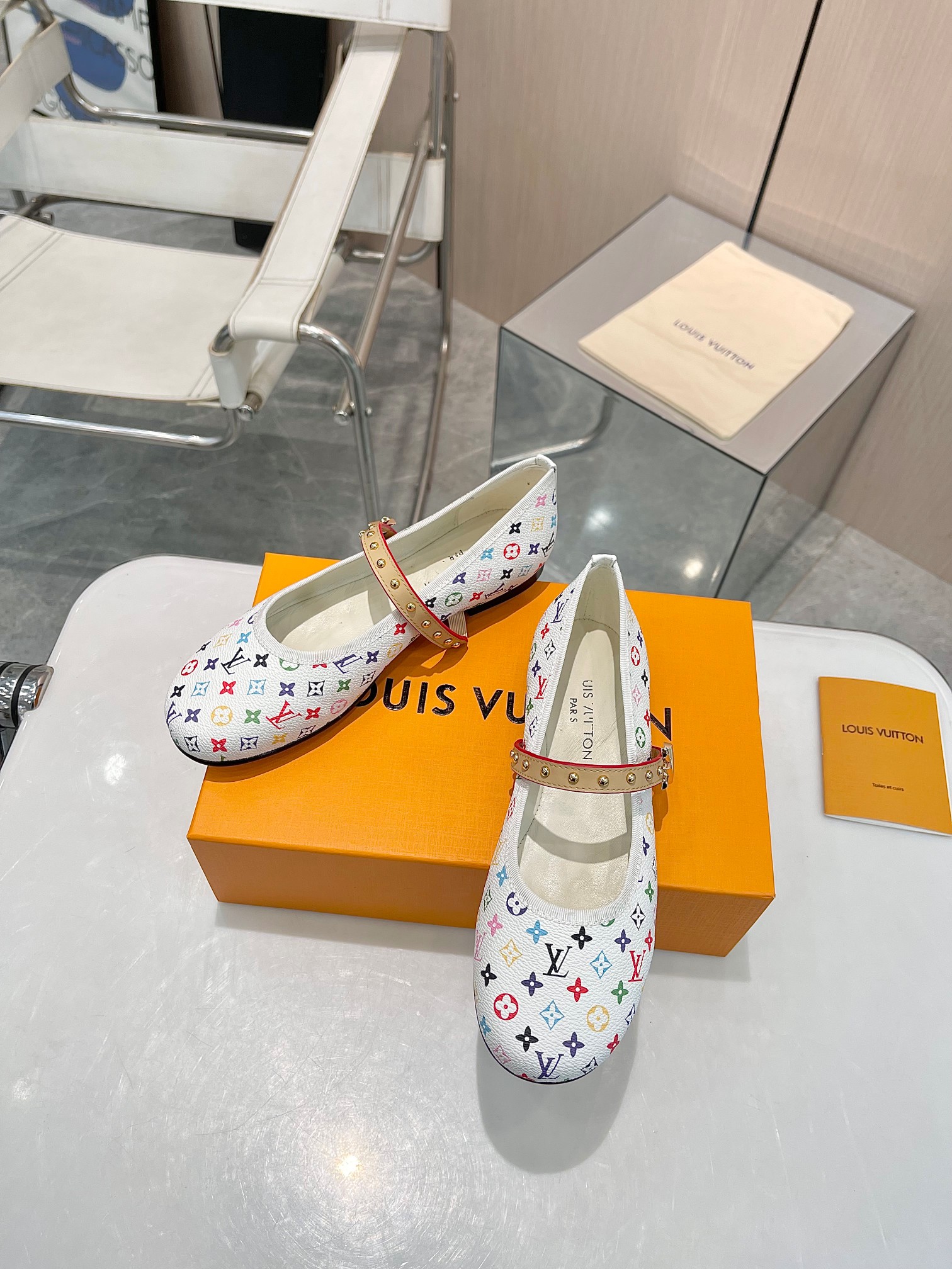 LV 高仿 彩色印花瑪麗珍鞋 女士時尚平底鞋 優雅休閒百搭款｜歐美奢侈品精品推薦