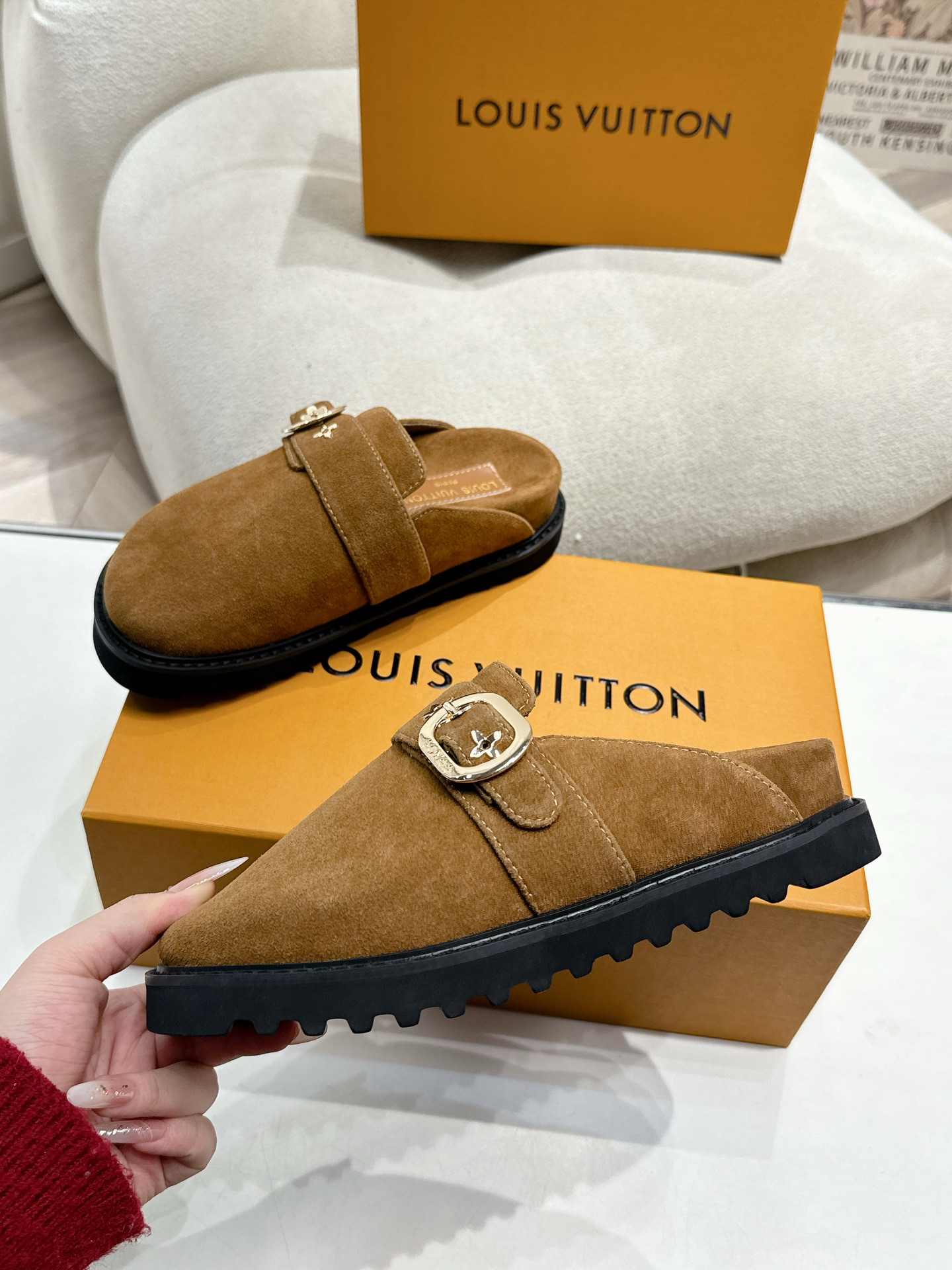 LV 一比一 麂皮穆勒鞋 女士平底休閒鞋 百搭舒適款｜歐美奢侈品精品推薦