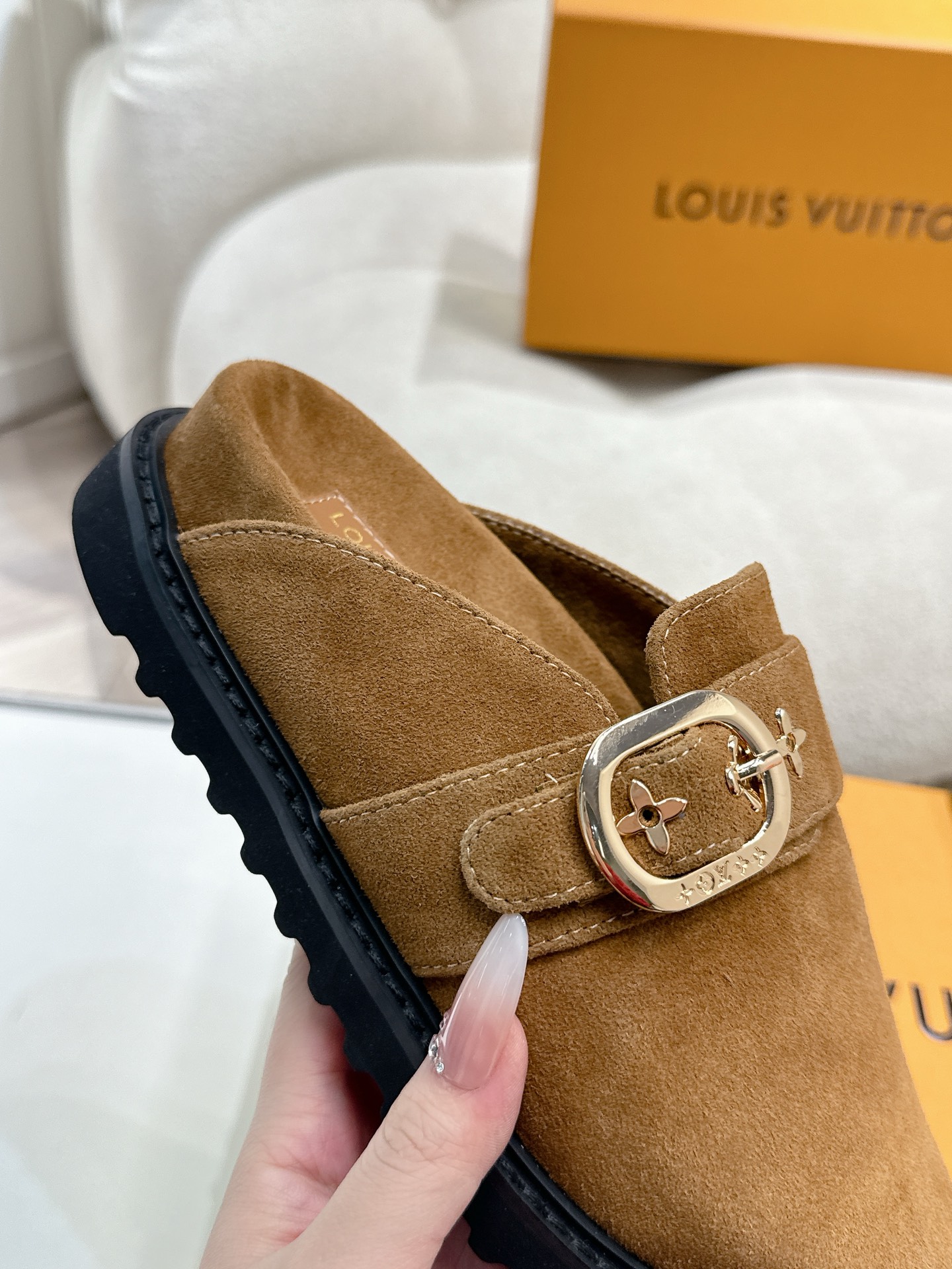 LV 一比一 麂皮穆勒鞋 女士平底休閒鞋 百搭舒適款｜歐美奢侈品精品推薦