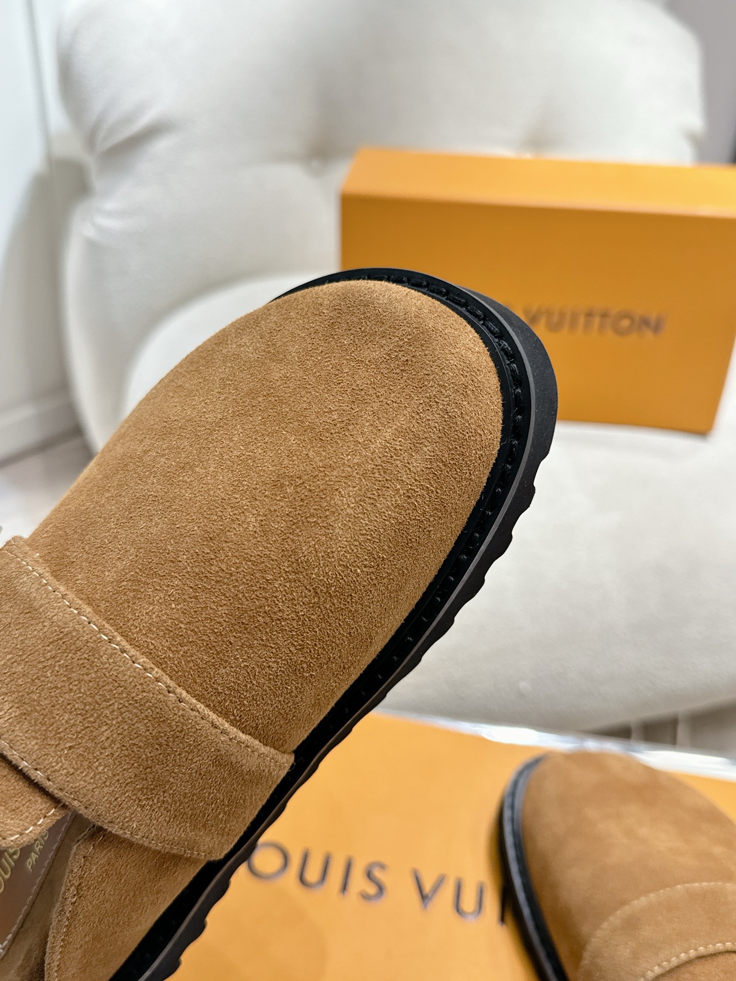 LV 一比一 麂皮穆勒鞋 女士平底休閒鞋 百搭舒適款|超A仿原單精品圖片 14 LV 一比一 麂皮穆勒鞋 女士平底休閒鞋 百搭舒適款|歐美奢侈品精品推薦