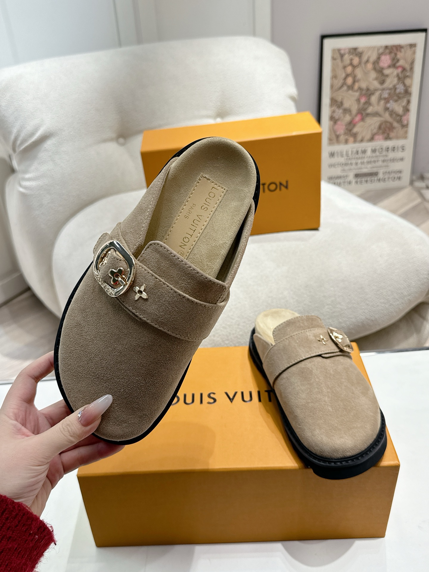 LV 一比一麂皮穆勒鞋 女士百搭休閒平底鞋 淺卡其色款｜歐美奢侈品精品推薦