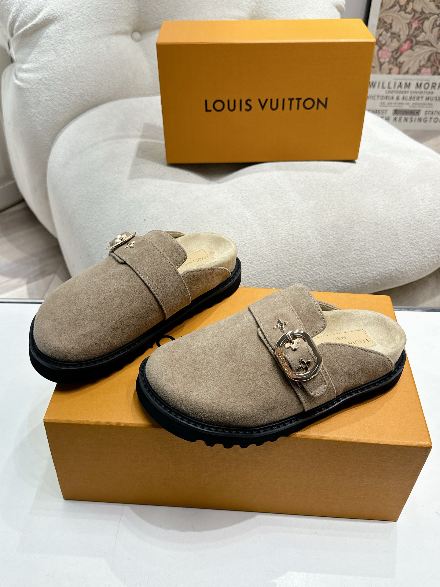 LV 一比一麂皮穆勒鞋 女士百搭休閒平底鞋 淺卡其色款｜歐美奢侈品精品推薦