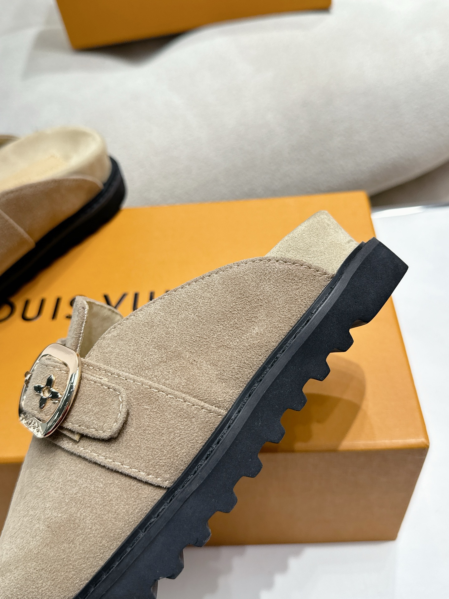 LV 一比一麂皮穆勒鞋 女士百搭休閒平底鞋 淺卡其色款｜歐美奢侈品精品推薦