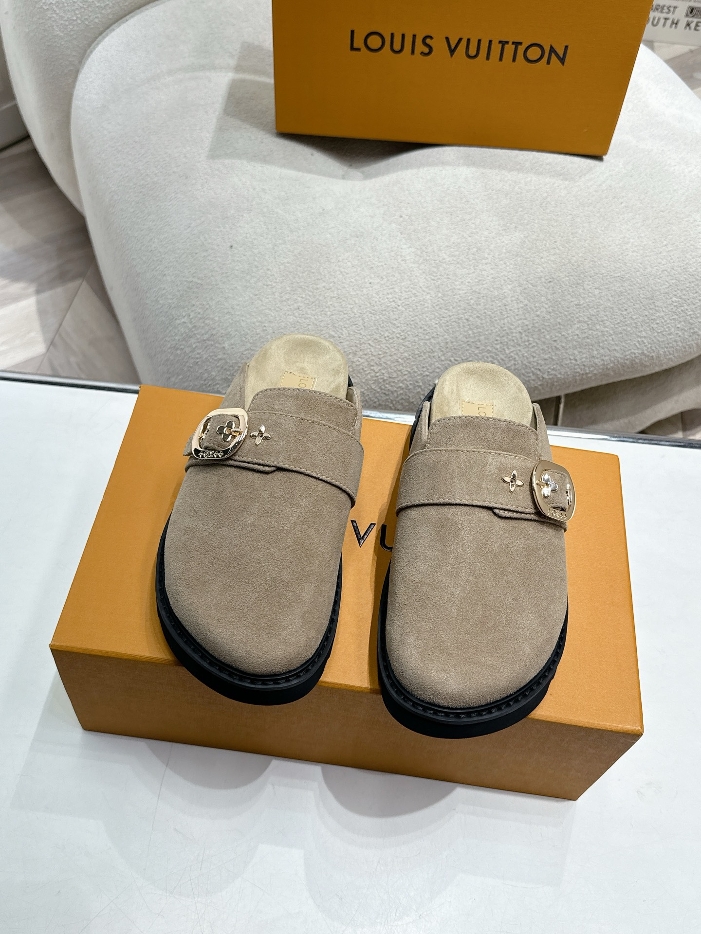 LV 一比一麂皮穆勒鞋 女士百搭休閒平底鞋 淺卡其色款｜歐美奢侈品精品推薦