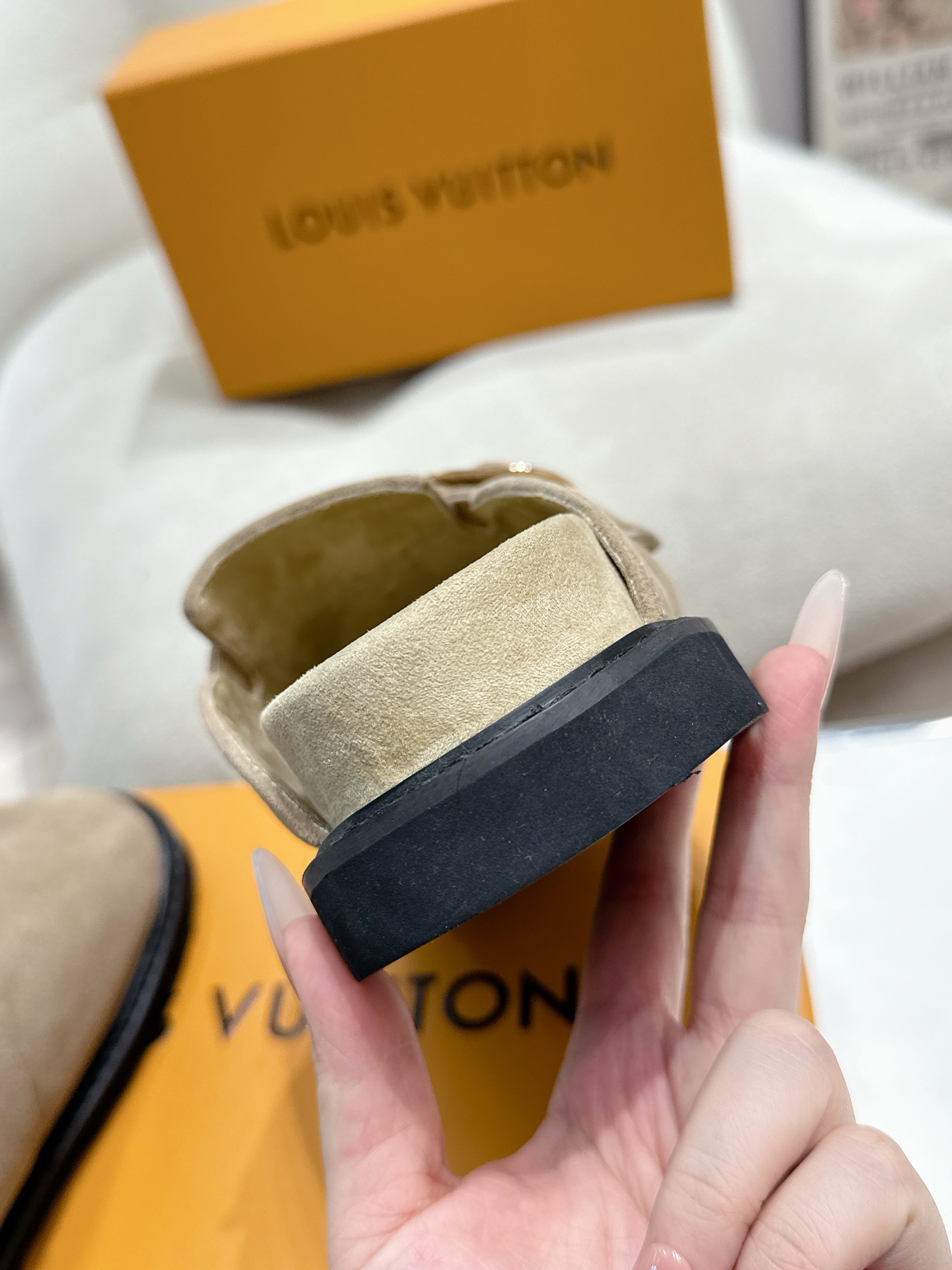 LV 一比一麂皮穆勒鞋 女士百搭休閒平底鞋 淺卡其色款｜歐美奢侈品精品推薦