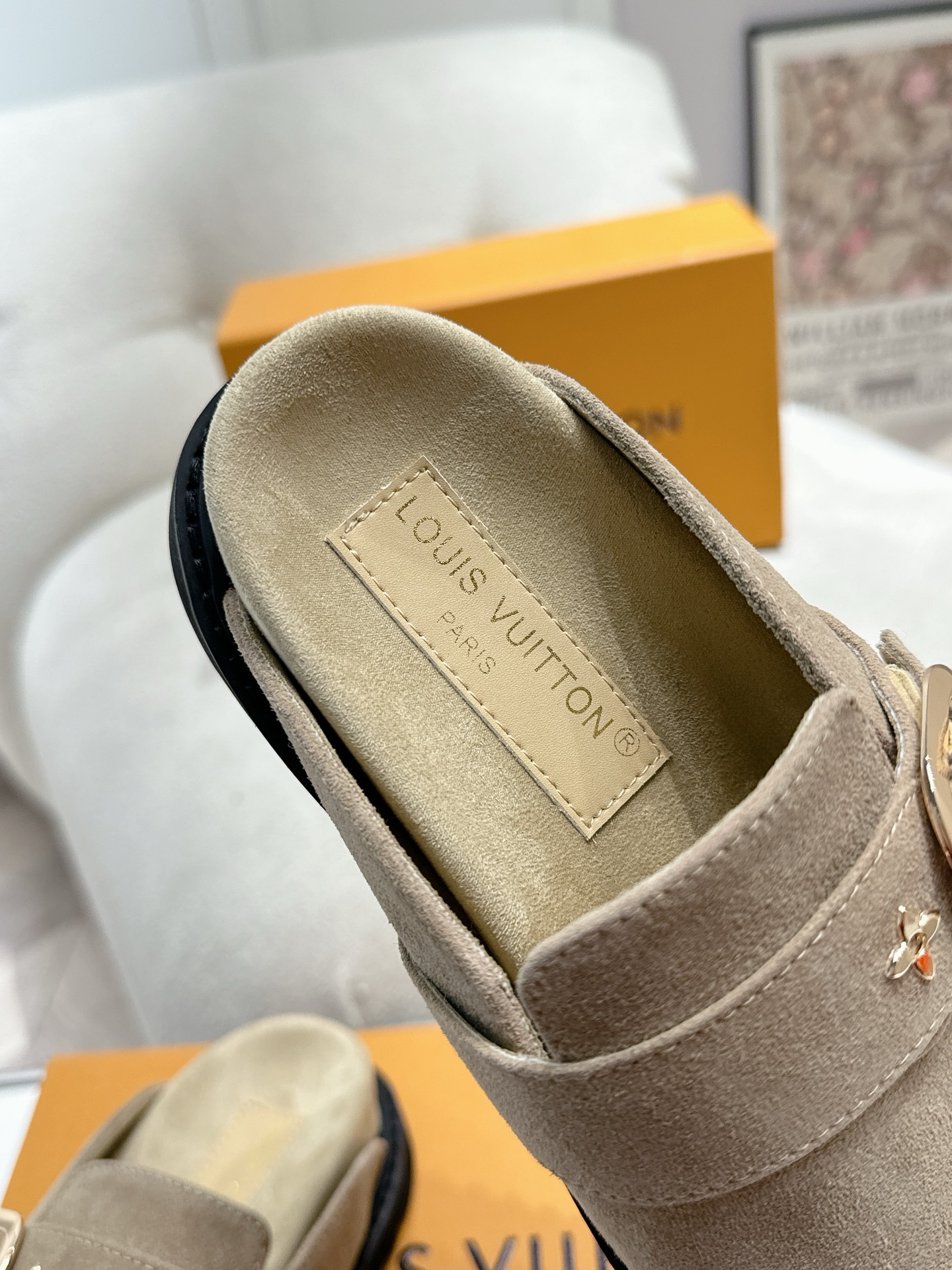 LV 一比一麂皮穆勒鞋 女士百搭休閒平底鞋 淺卡其色款|超A仿原單精品圖片 13 LV 一比一麂皮穆勒鞋 女士百搭休閒平底鞋 淺卡其色款|歐美奢侈品精品推薦