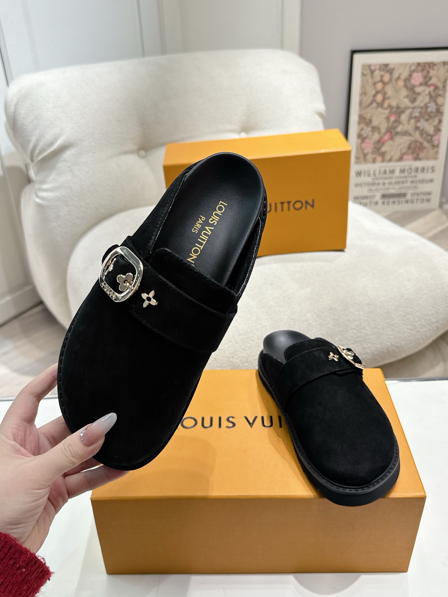 LV 一比一黑色麂皮穆勒鞋 女士時尚百搭平底拖鞋｜歐美奢侈品精品推薦