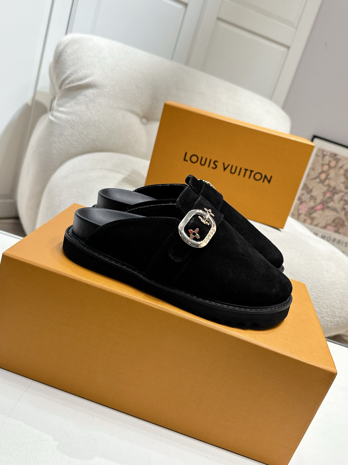 LV 一比一黑色麂皮穆勒鞋 女士時尚百搭平底拖鞋｜歐美奢侈品精品推薦