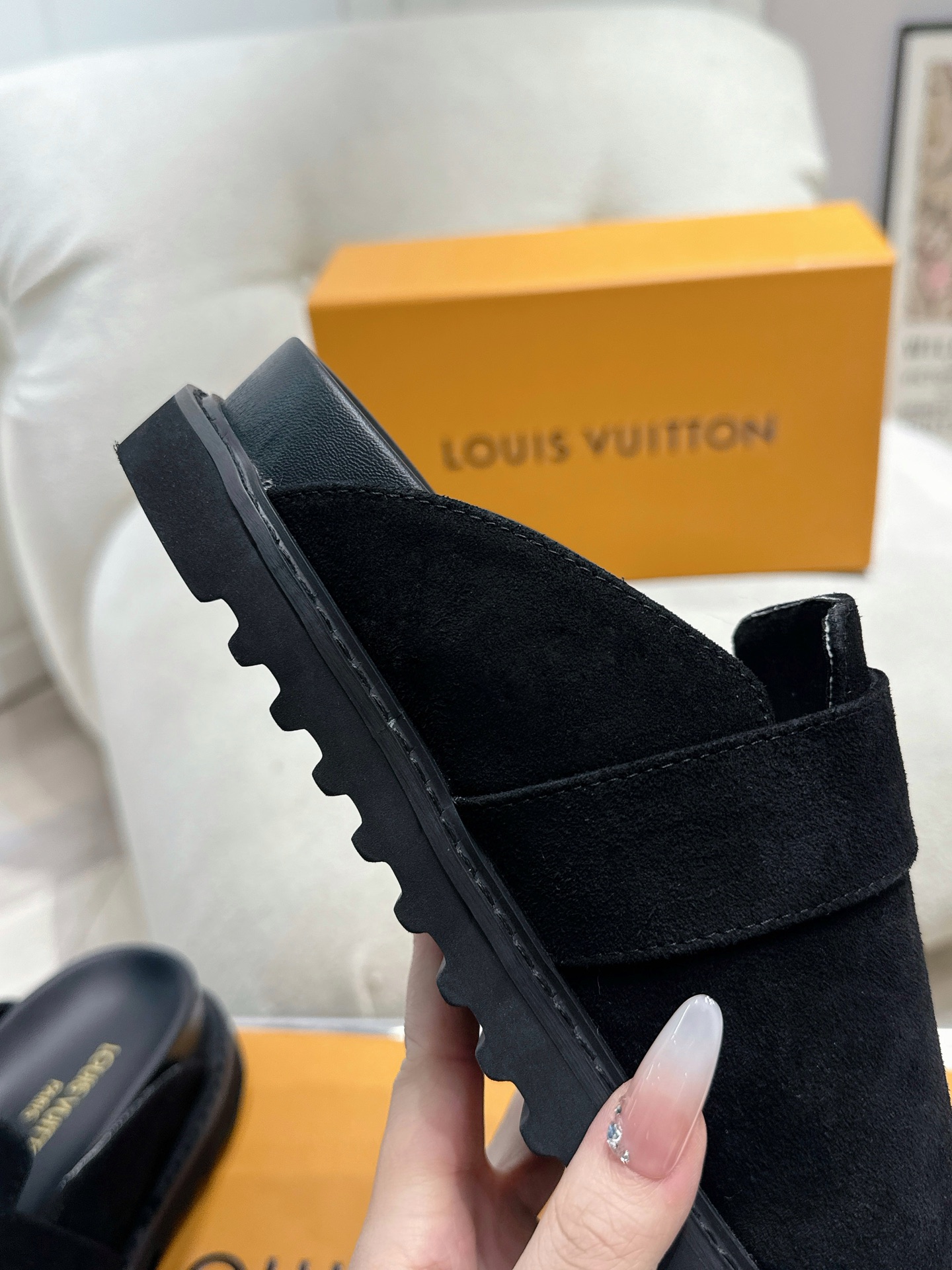 LV 一比一黑色麂皮穆勒鞋 女士時尚百搭平底拖鞋｜歐美奢侈品精品推薦