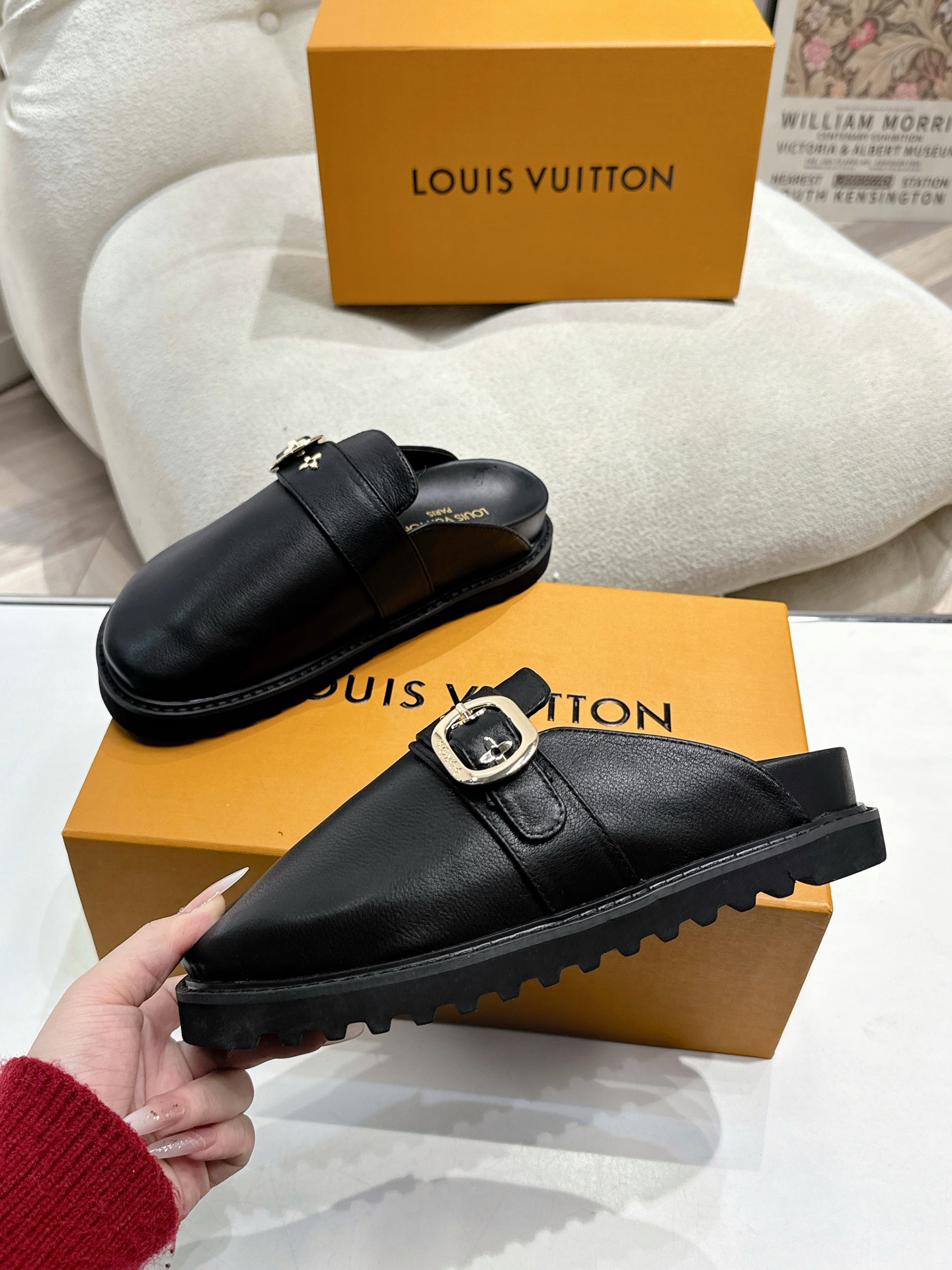 LV 高仿黑色皮革樂福拖鞋質感設計必備款｜歐美奢侈品精品推薦