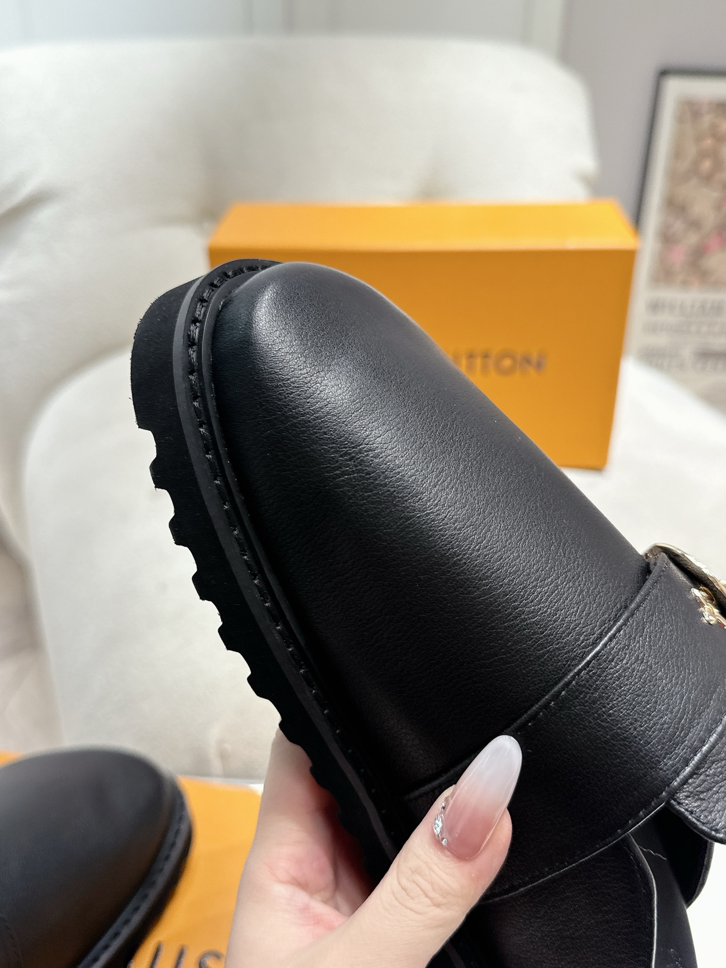 LV 高仿黑色皮革樂福拖鞋質感設計必備款｜歐美奢侈品精品推薦