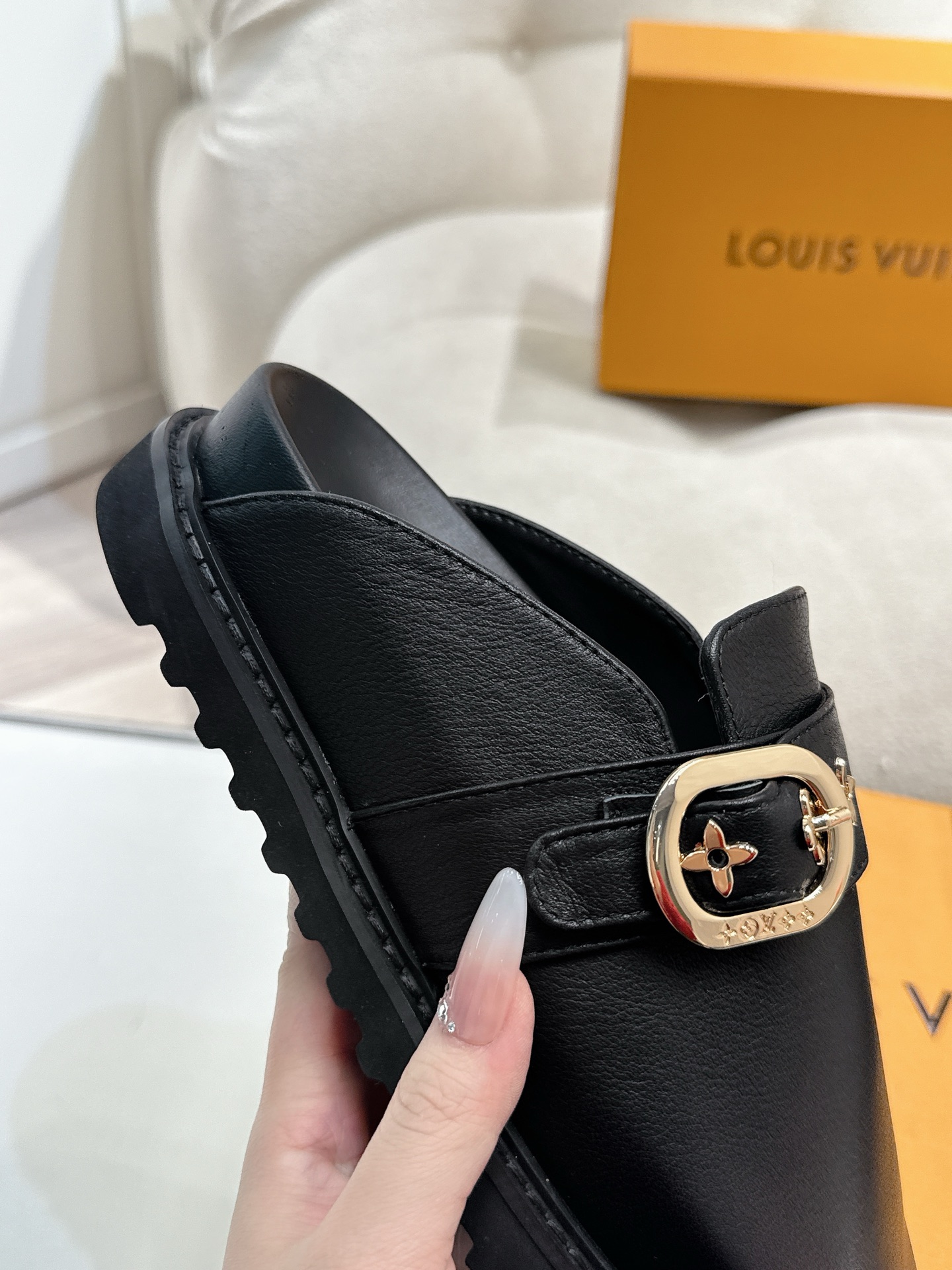 LV 高仿黑色皮革樂福拖鞋質感設計必備款｜歐美奢侈品精品推薦