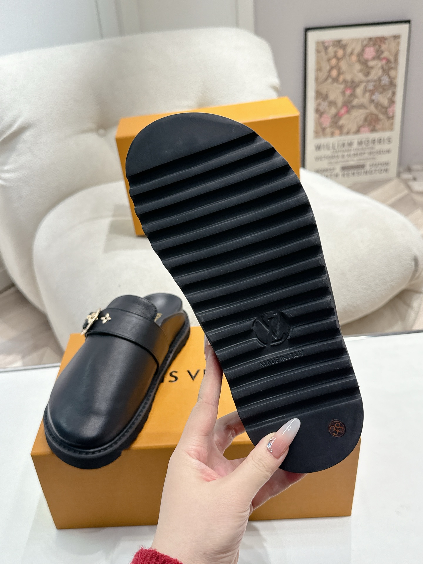 LV 高仿黑色皮革樂福拖鞋質感設計必備款｜歐美奢侈品精品推薦