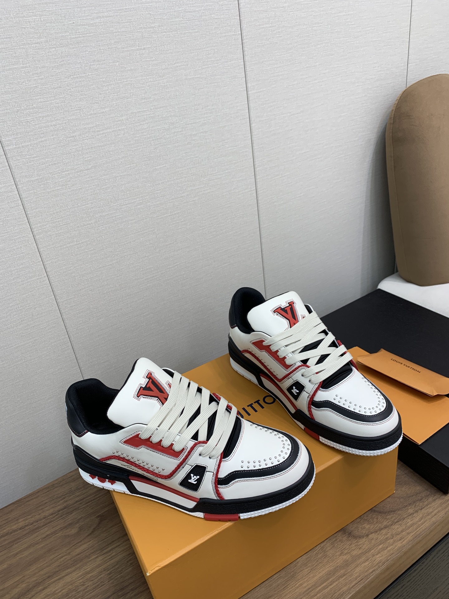 LV 高仿白色拼色運動鞋百搭街頭潮流風格款｜歐美奢侈品精品推薦