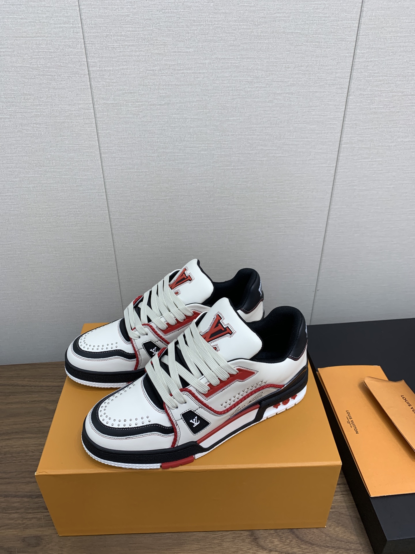 LV 高仿白色拼色運動鞋百搭街頭潮流風格款｜歐美奢侈品精品推薦