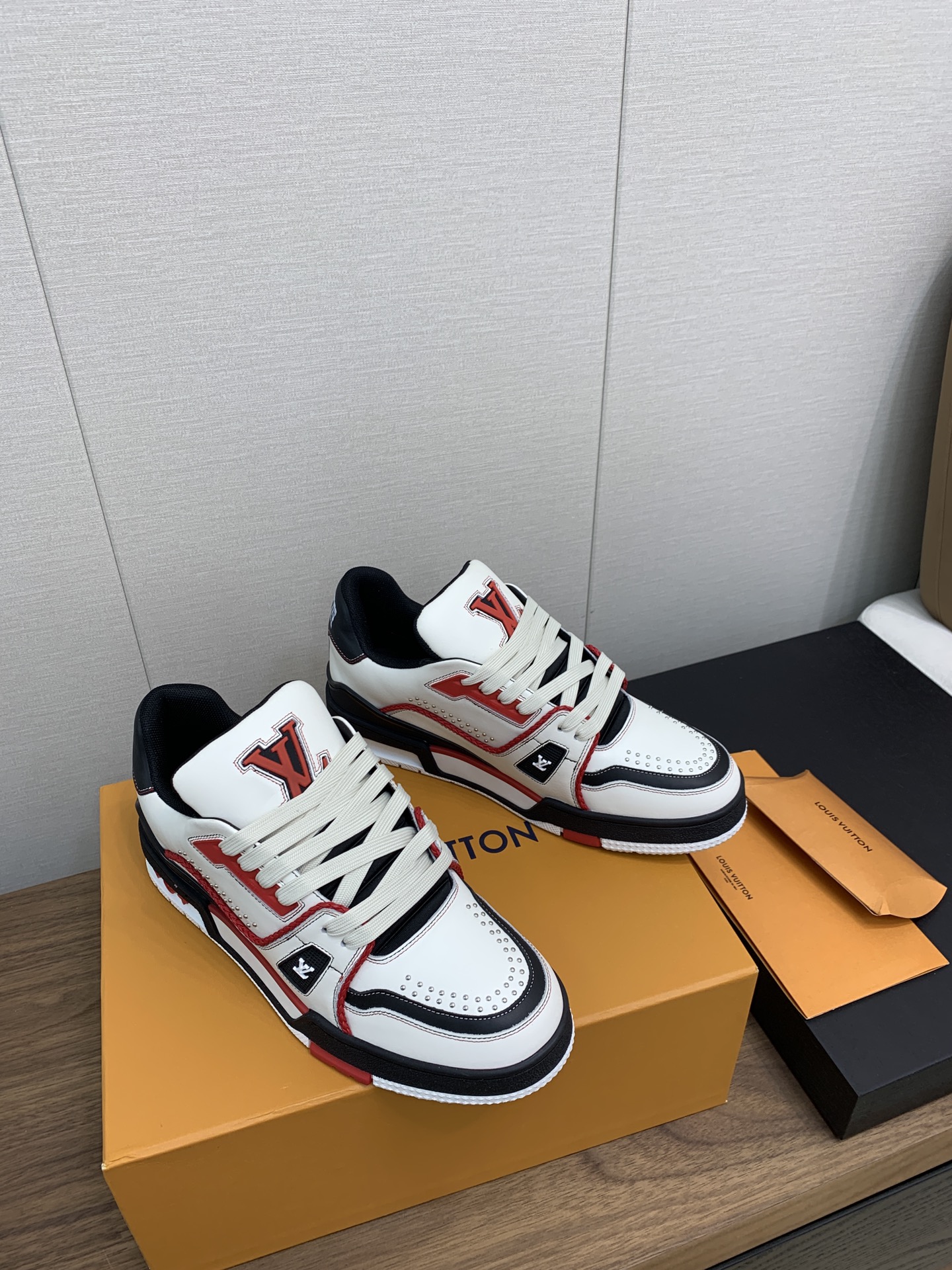 LV 高仿白色拼色運動鞋百搭街頭潮流風格款｜歐美奢侈品精品推薦