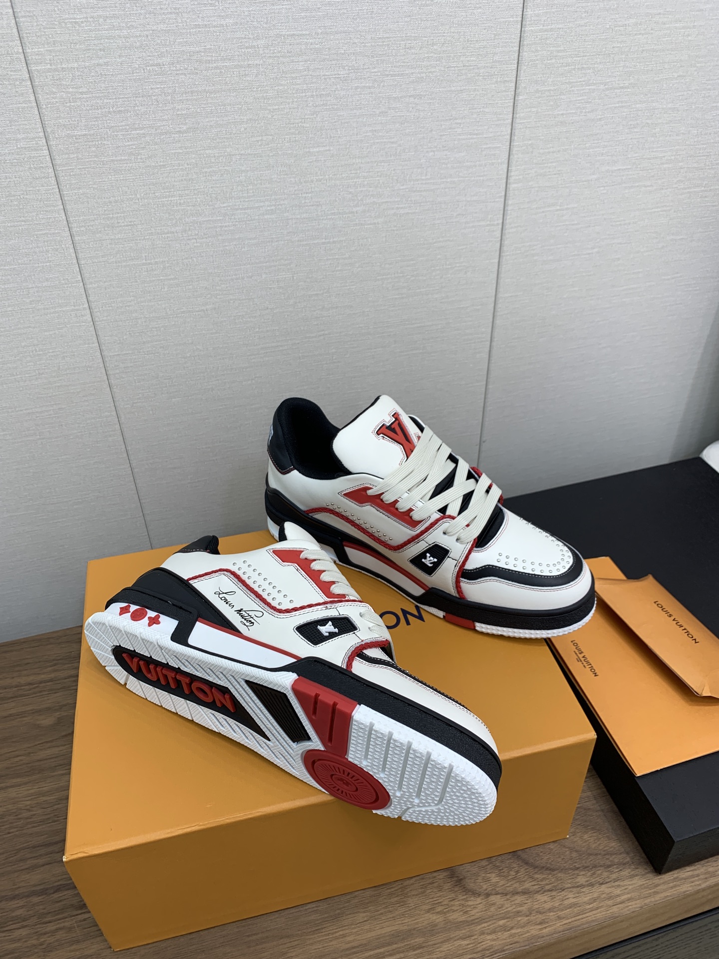 LV 高仿白色拼色運動鞋百搭街頭潮流風格款｜歐美奢侈品精品推薦