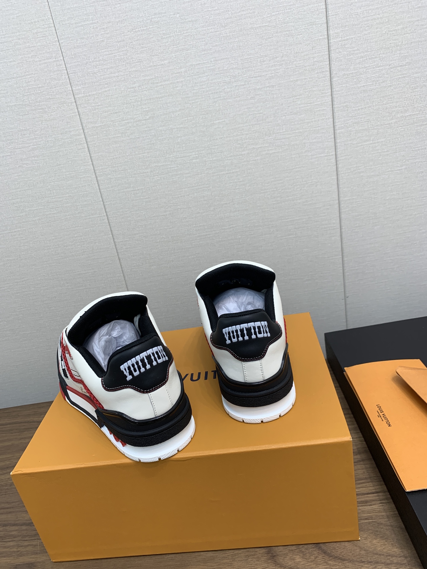 LV 高仿白色拼色運動鞋百搭街頭潮流風格款｜歐美奢侈品精品推薦