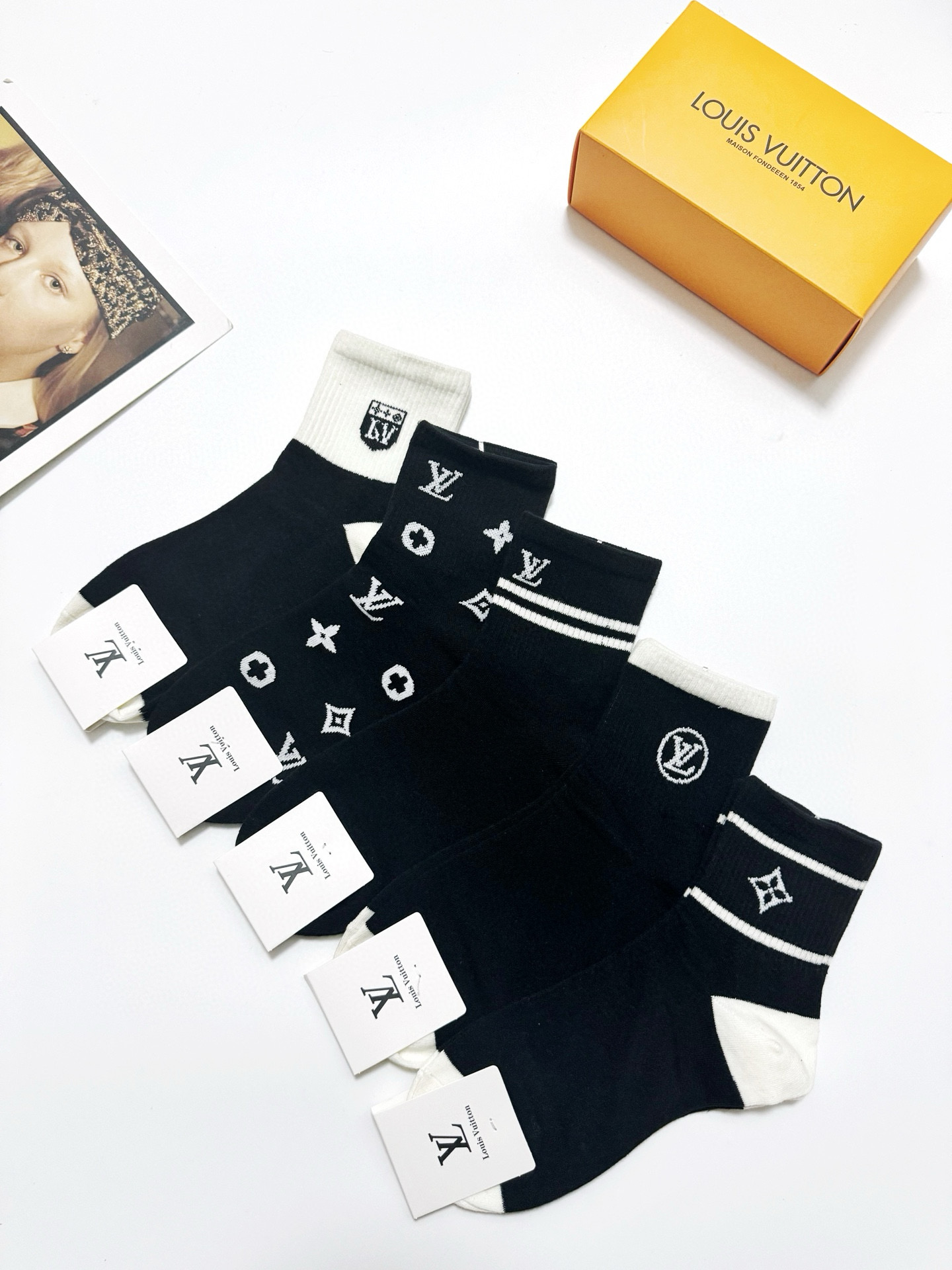 LV精品仿製中筒襪五雙組禮盒 老花元素拼接款 百搭男女皆宜| 14 LV精品仿製中筒襪五雙組禮盒 老花元素拼接款 百搭男女皆宜